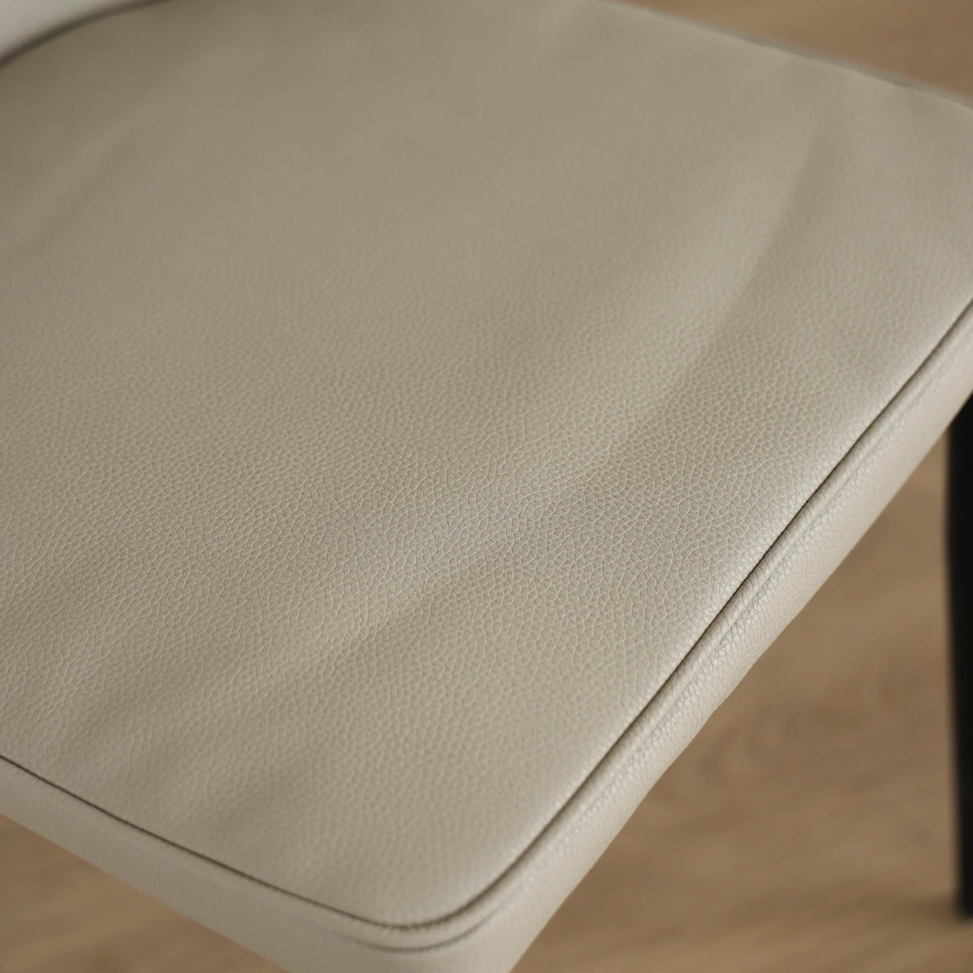 Chaise de cuisine en cuir végane taupe - Alice - Image 2