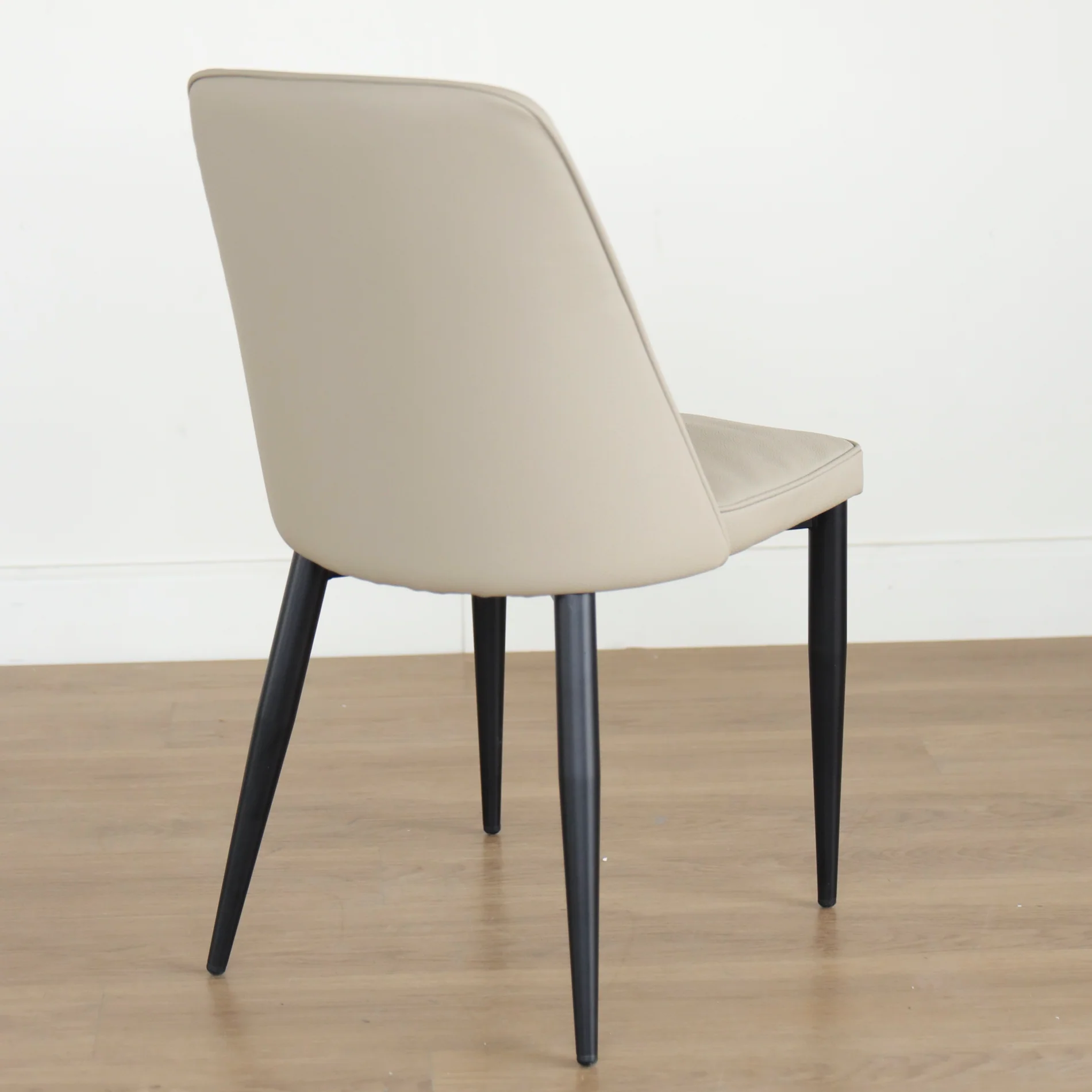 Chaise de cuisine en cuir végane taupe - Alice - Image 4
