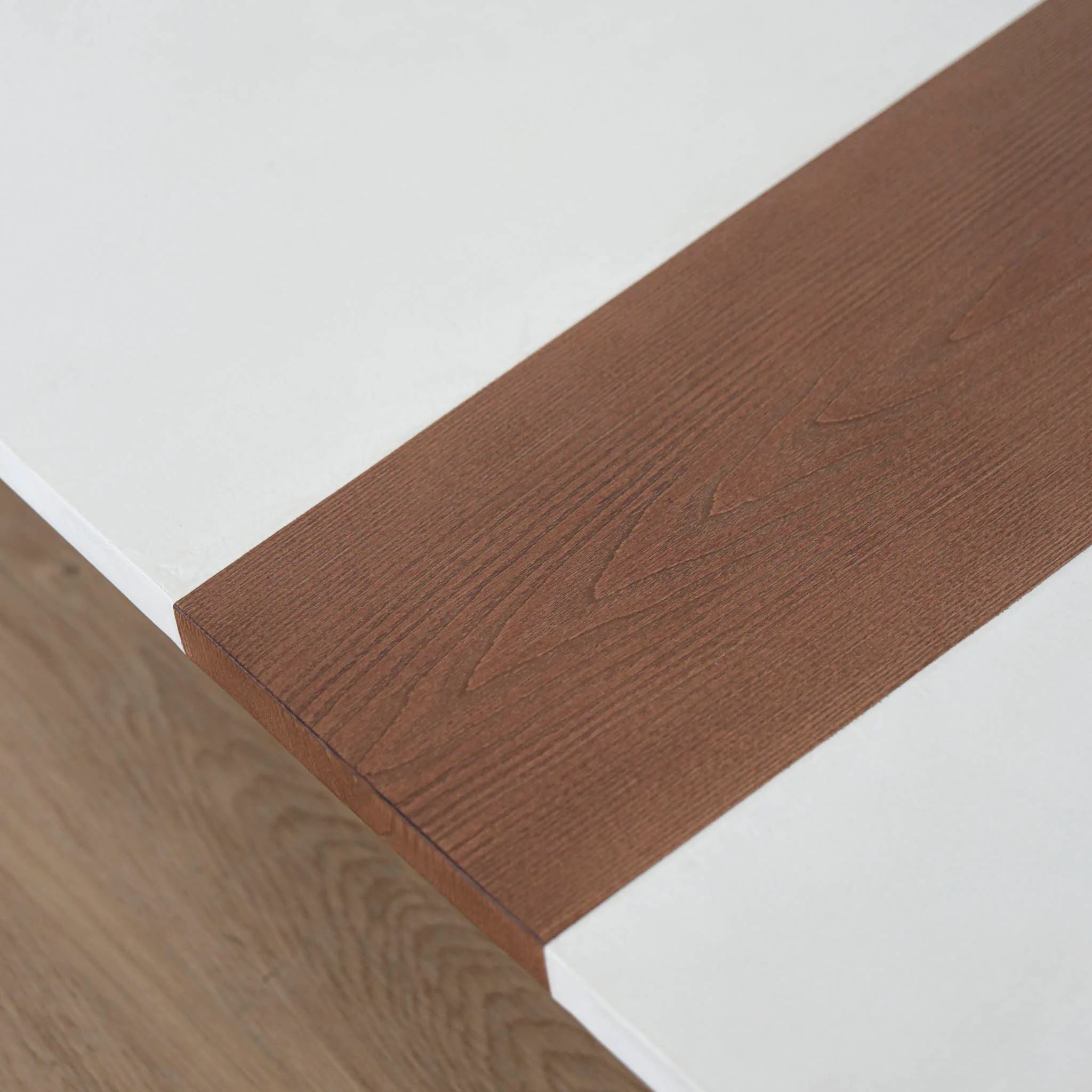 Table de centre béton poussière de lune avec tranche de frêne roux - Simone - Image 3