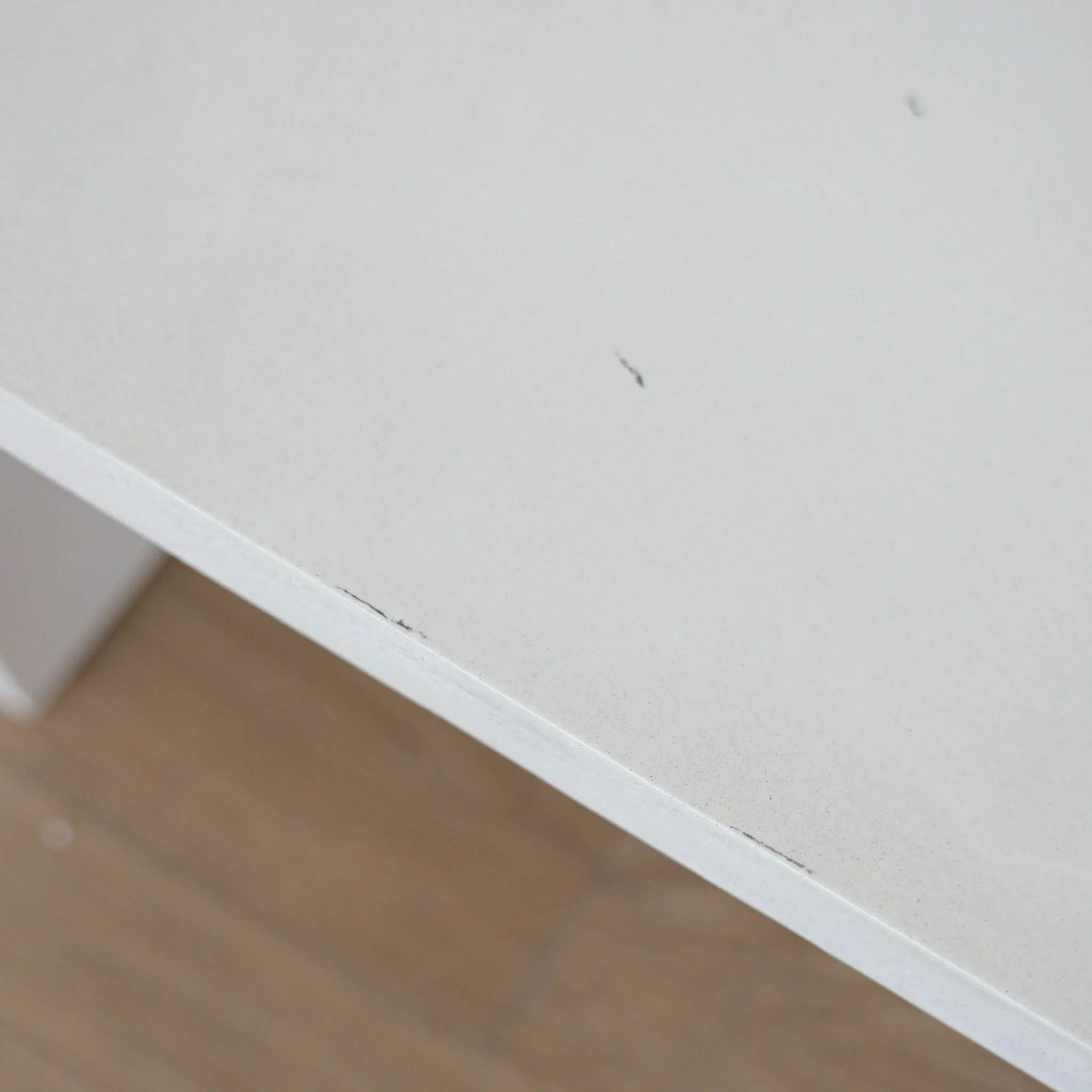Table de centre béton poussière de lune avec tranche de frêne roux - Simone - Image 4