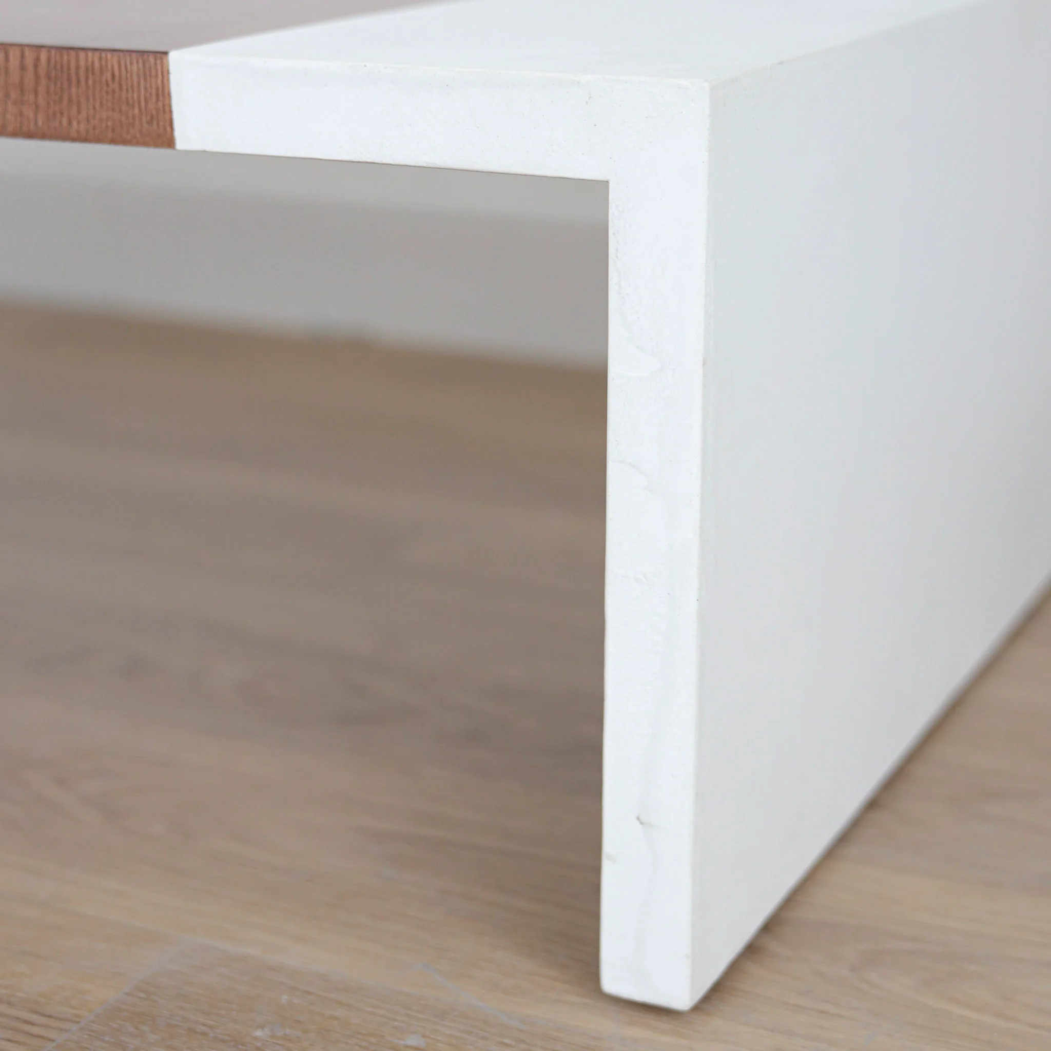 Table de centre béton poussière de lune avec tranche de frêne roux - Simone - Image 6