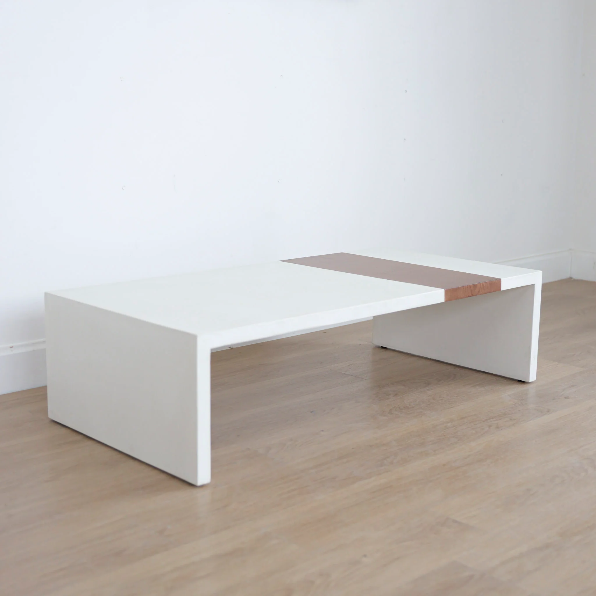 Table de centre béton poussière de lune avec tranche de frêne roux - Simone - Image 7