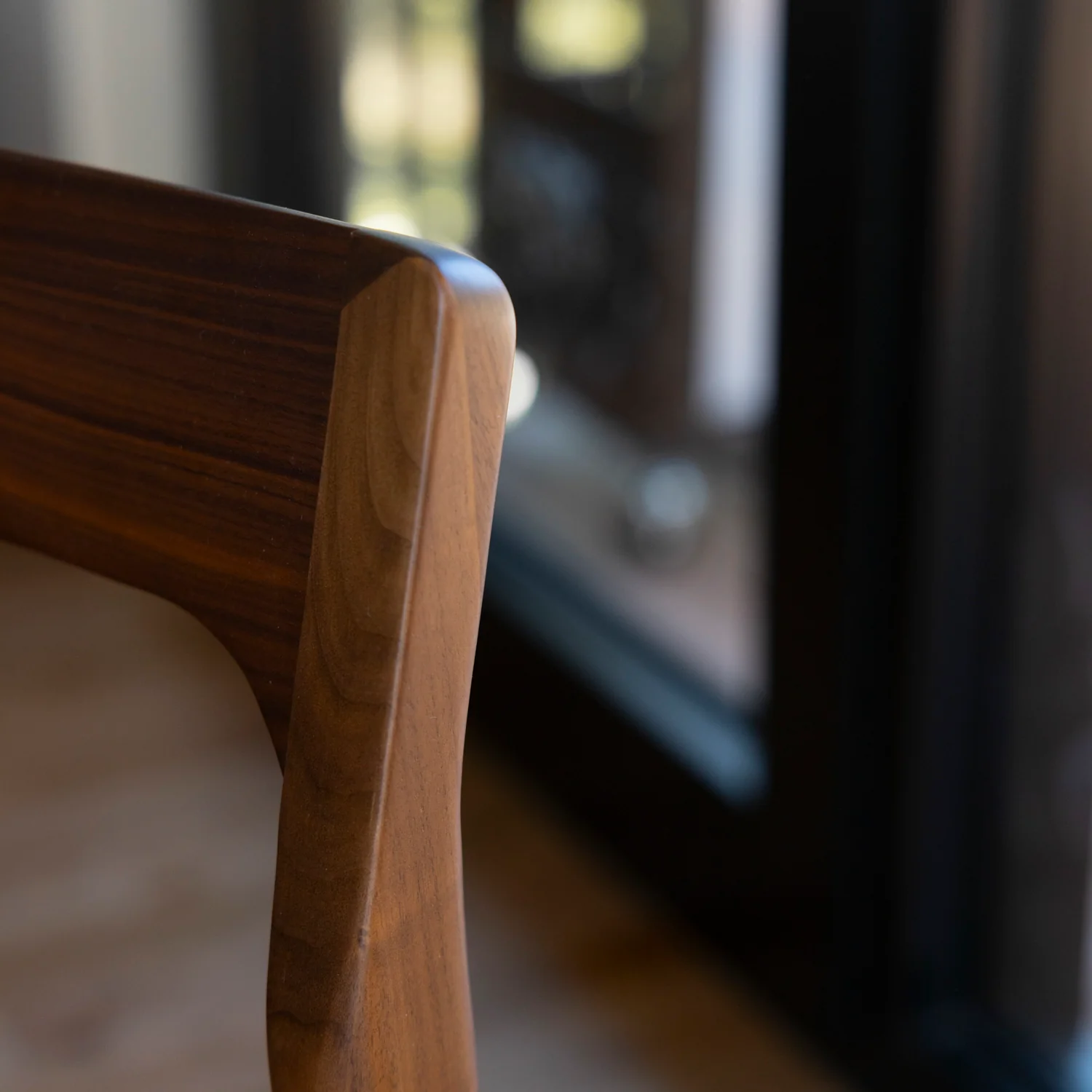 Chaise de cuisine en noyer naturel -  Arthur - Image 4