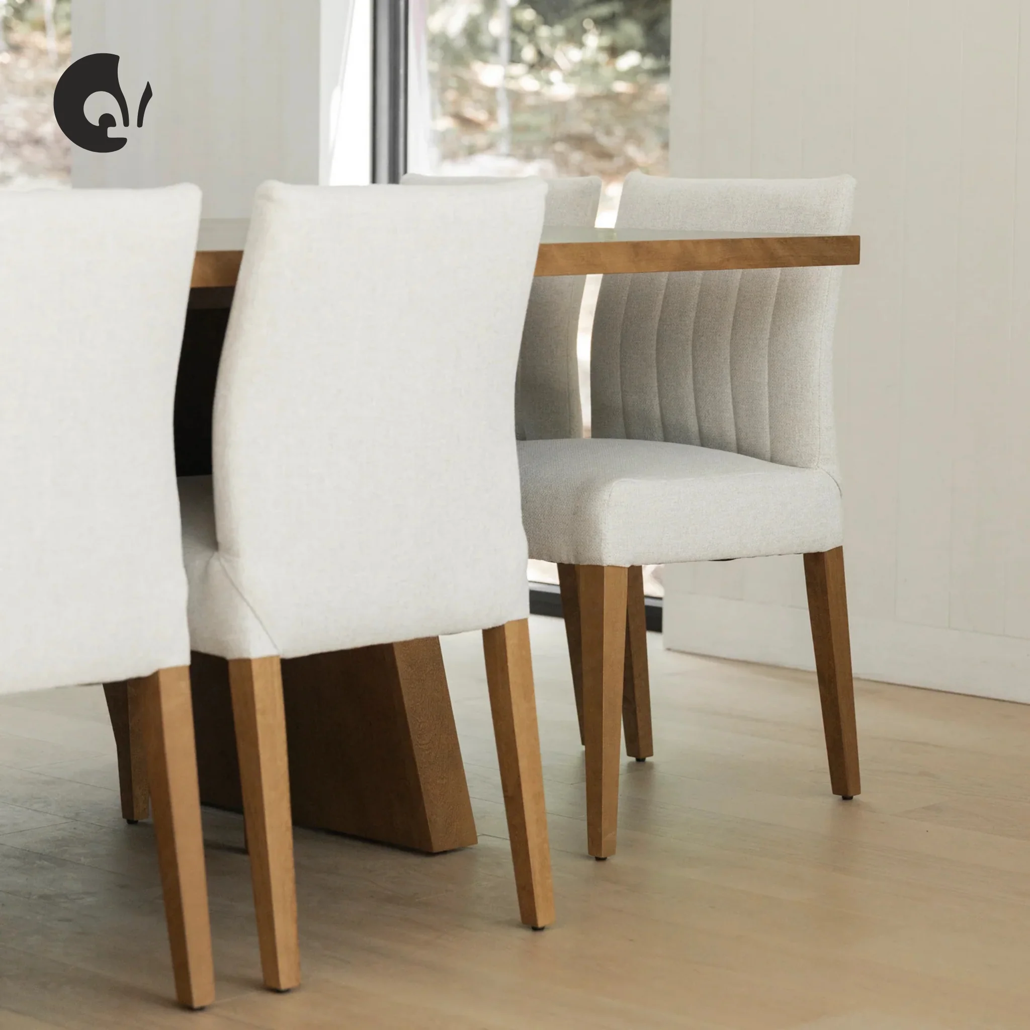 Chaise de cuisine en tissu lièvre et merisier ambré foncé - Gemma
