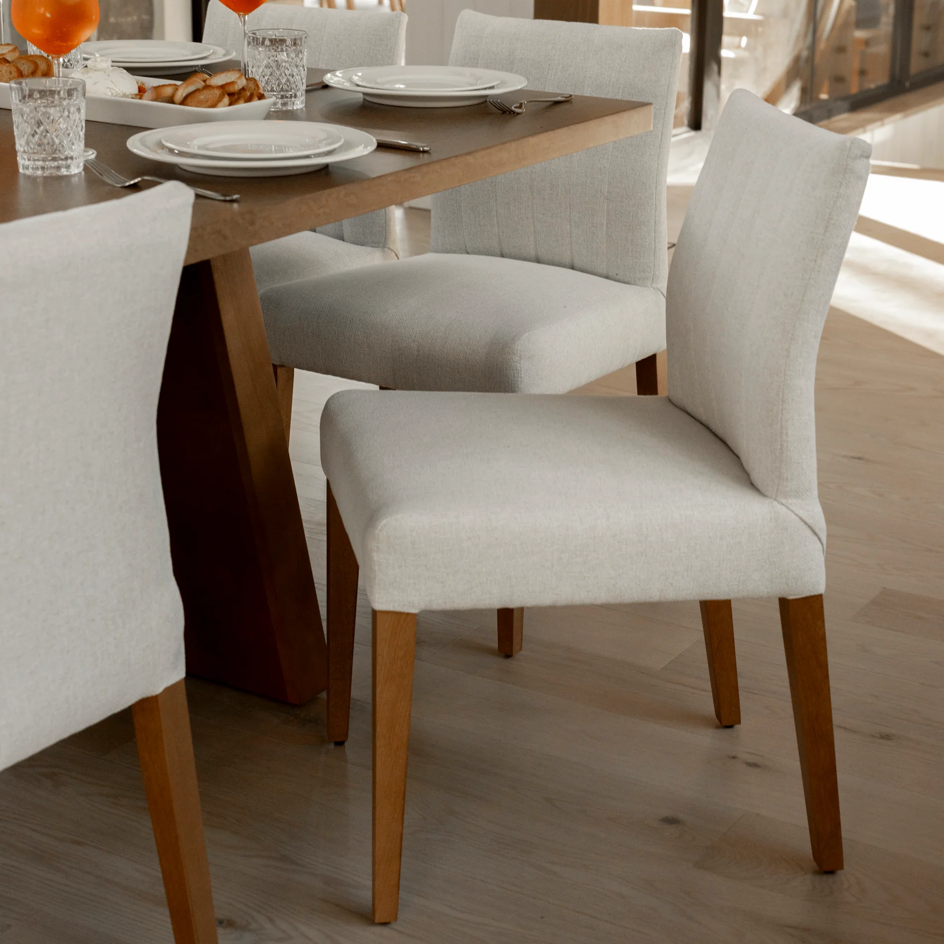 Chaise de cuisine en tissu lièvre et merisier ambré foncé - Gemma - Image 2
