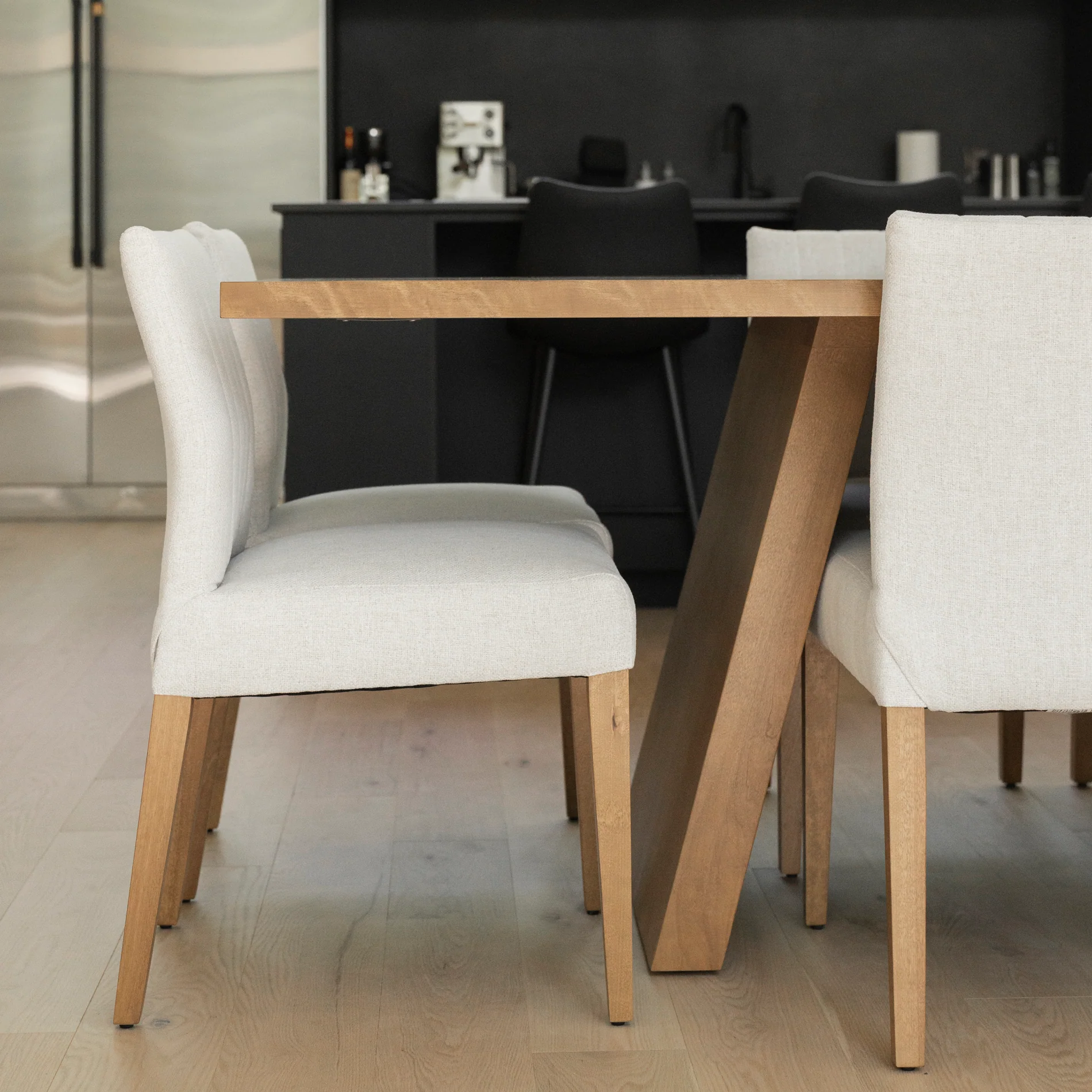 Chaise de cuisine en tissu lièvre et merisier ambré foncé - Gemma - Image 3