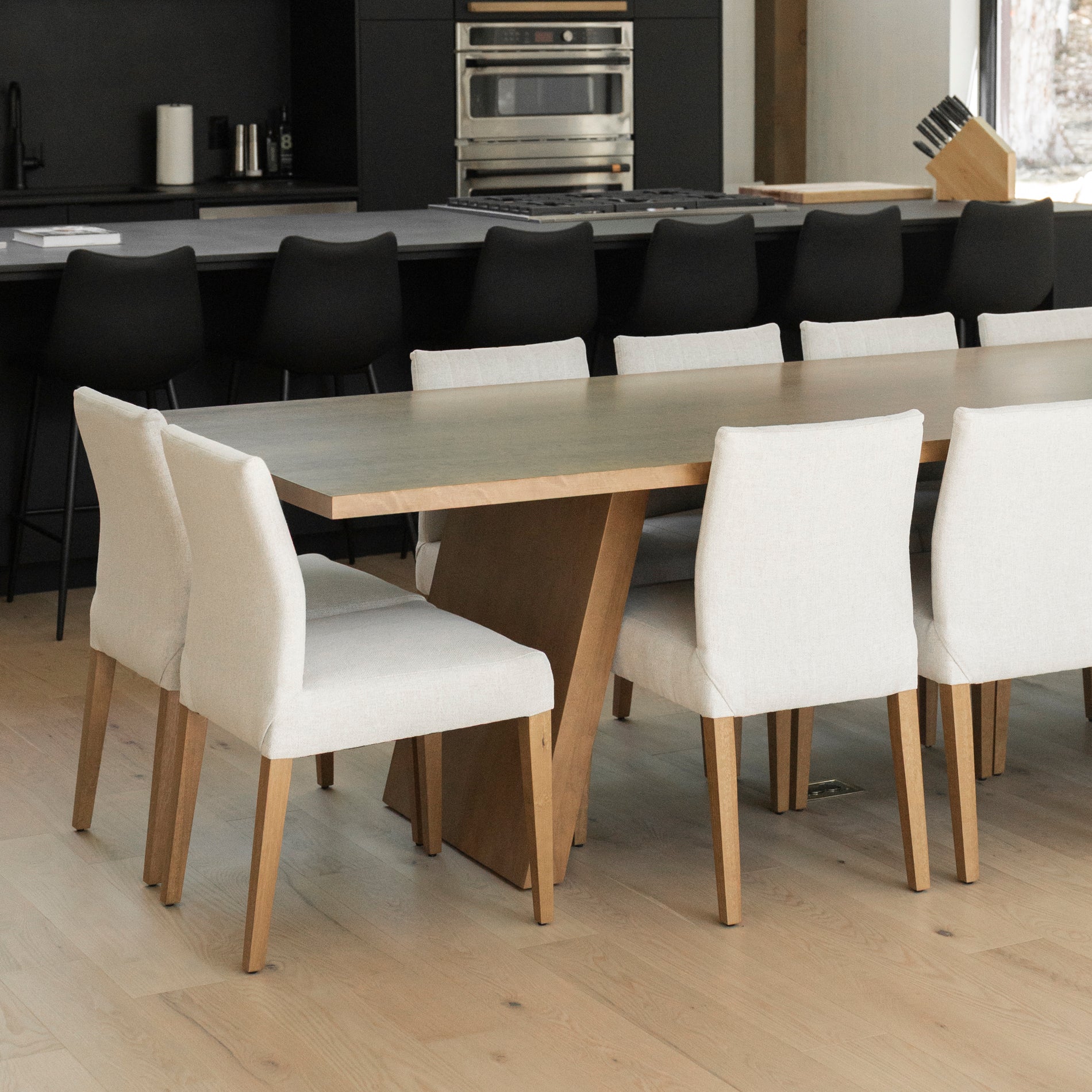 Chaise de cuisine en tissu lièvre et merisier ambré foncé - Gemma - Image 4