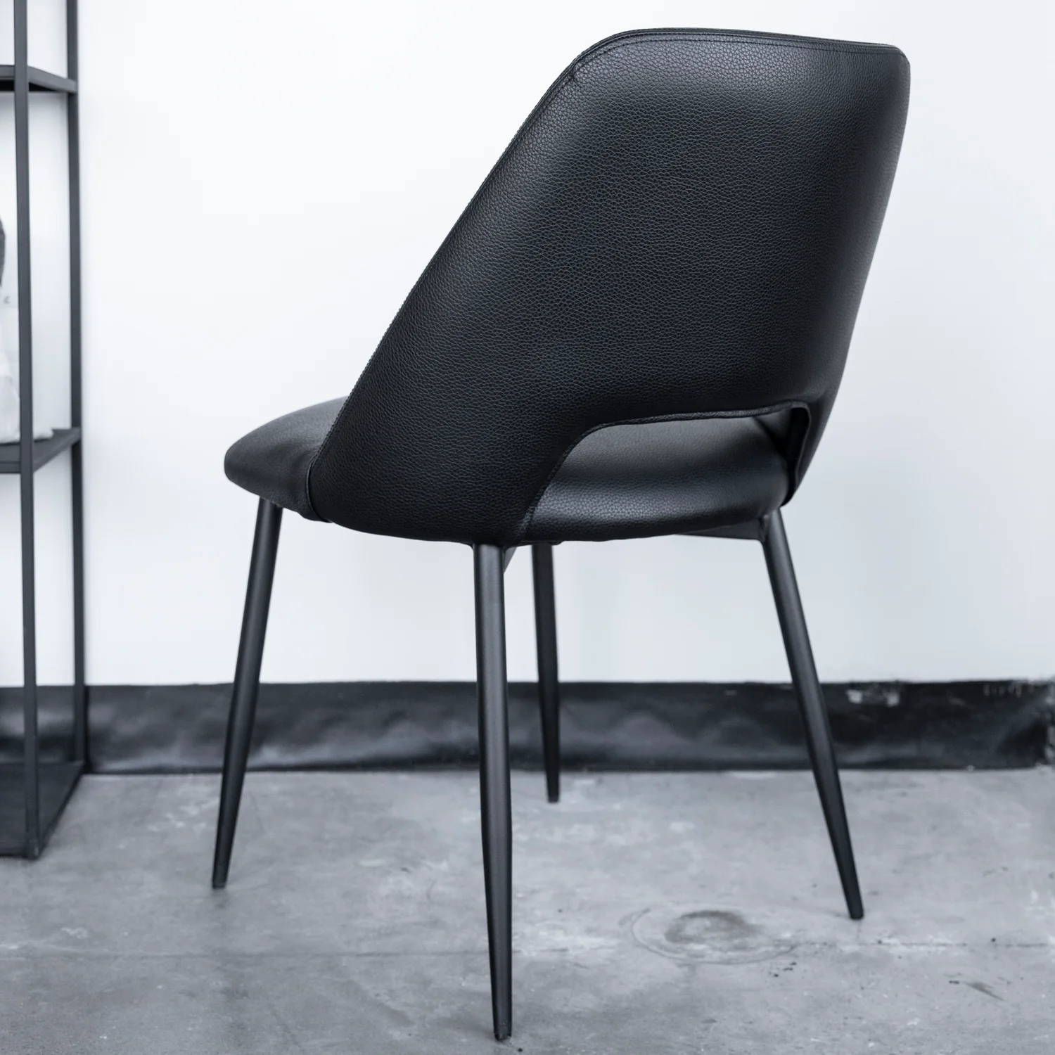 Chaise de cuisine en cuir noir - Germaine - Image 9