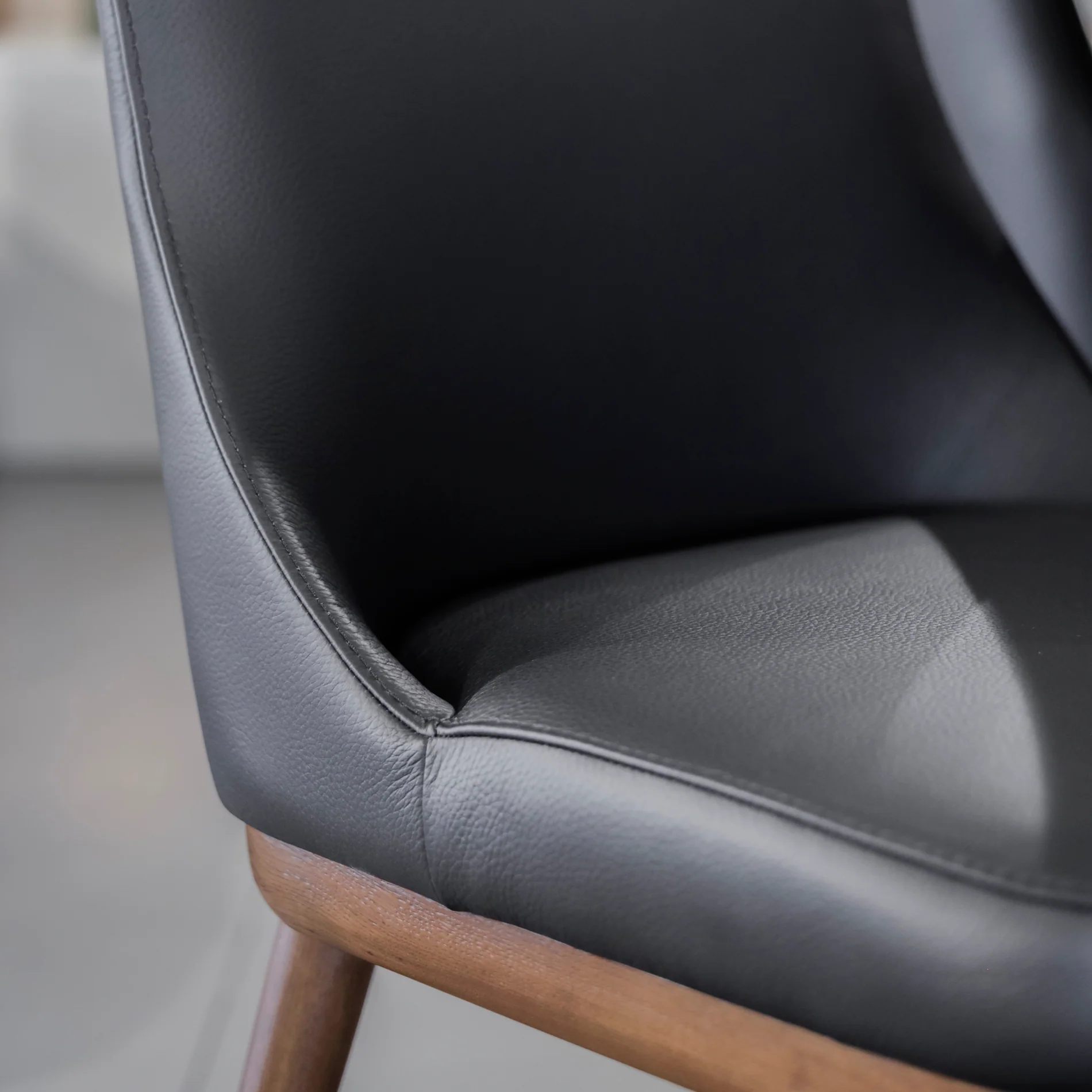 Chaise de cuisine en cuir noir - Iris - Image 3