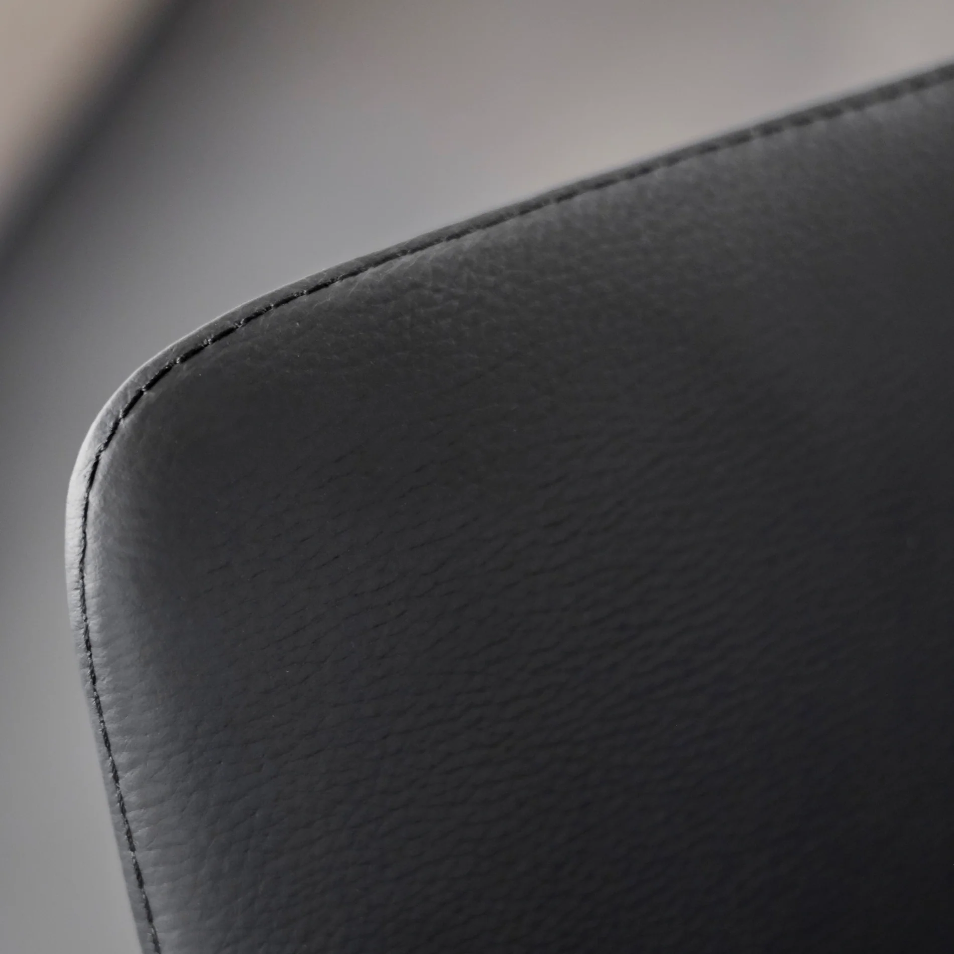 Chaise de cuisine en cuir noir - Iris - Image 4