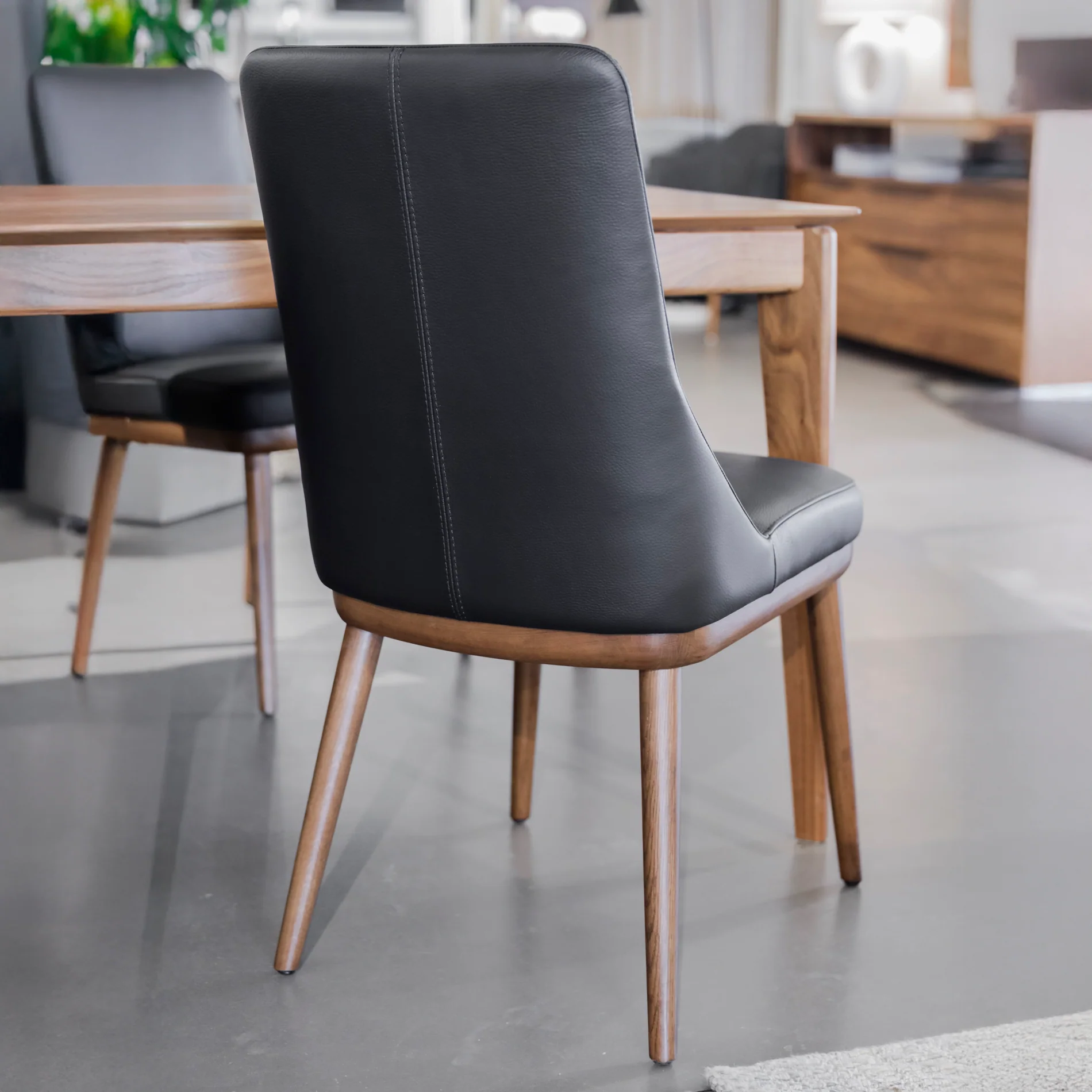 Chaise de cuisine en cuir noir - Iris - Image 5