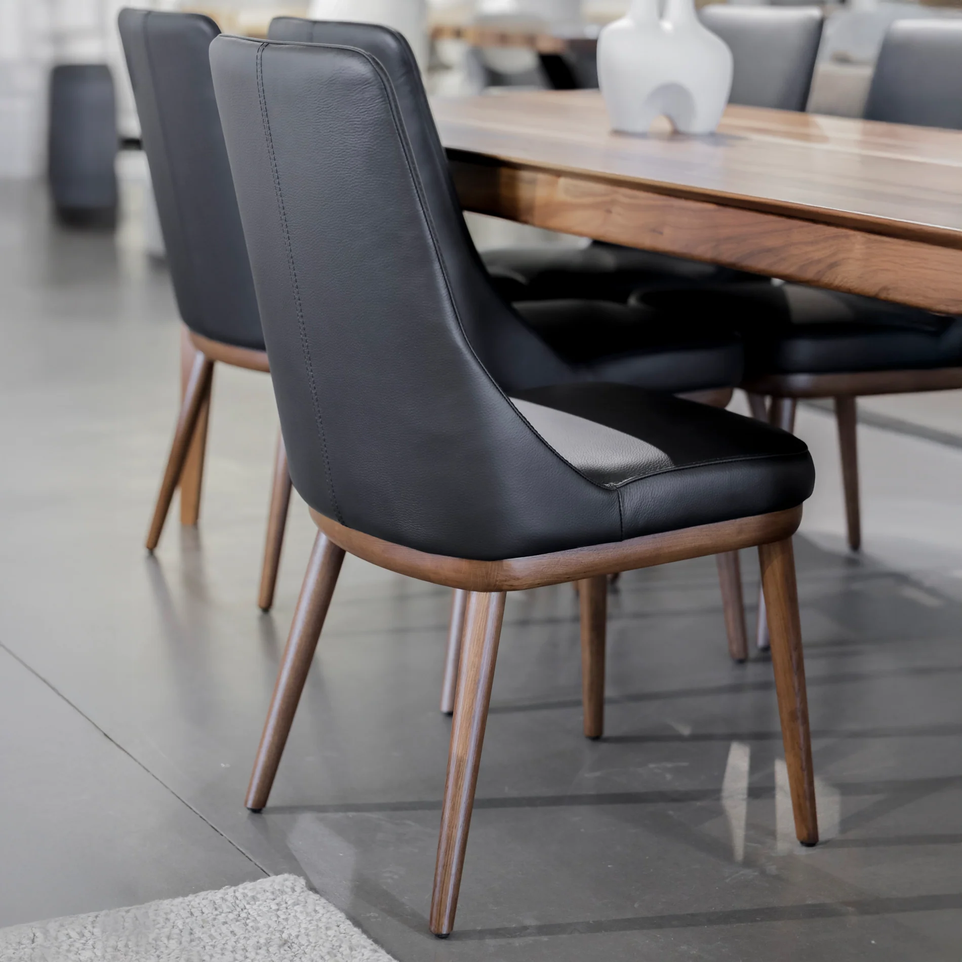 Chaise de cuisine en cuir noir - Iris - Image 7