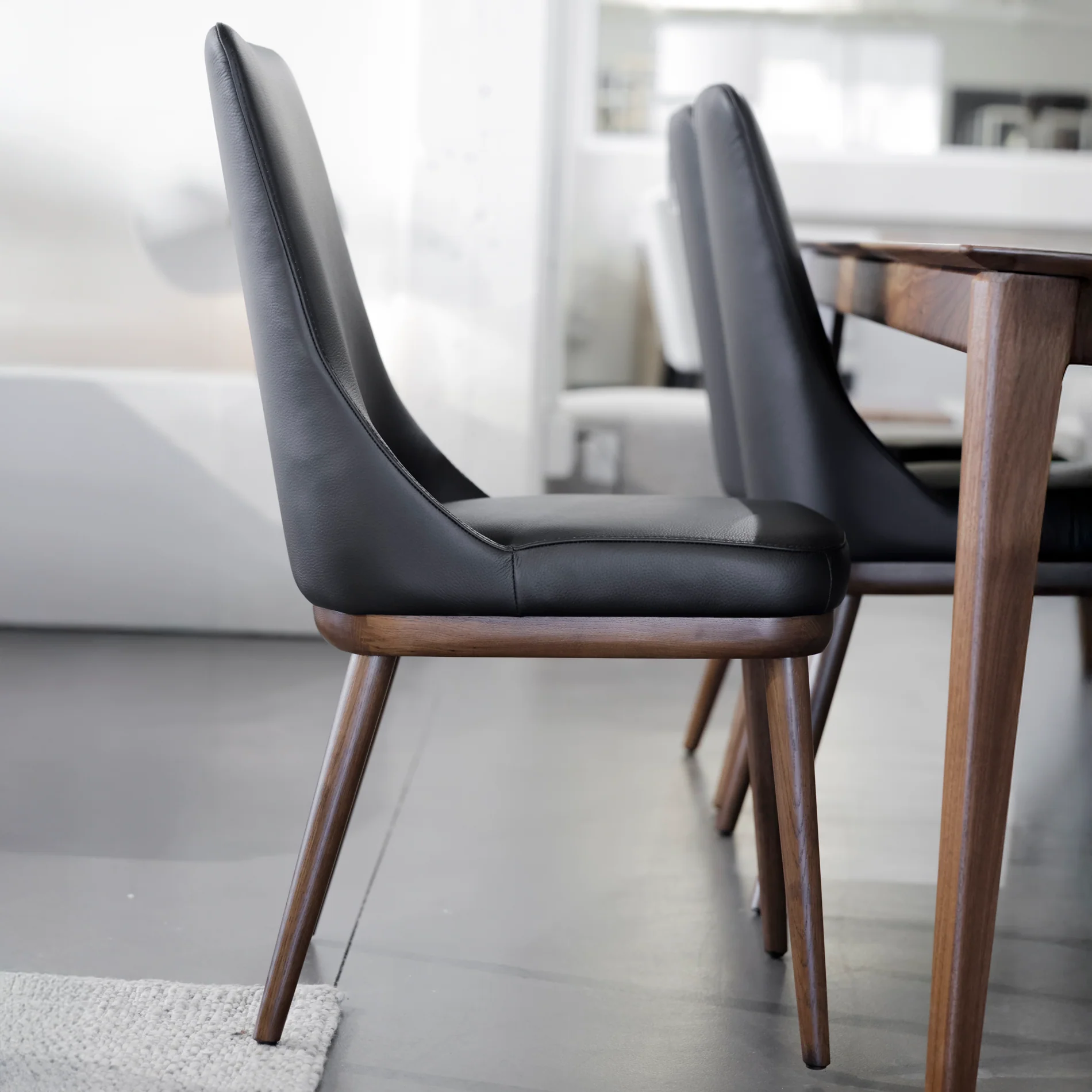 Chaise de cuisine en cuir noir - Iris - Image 8