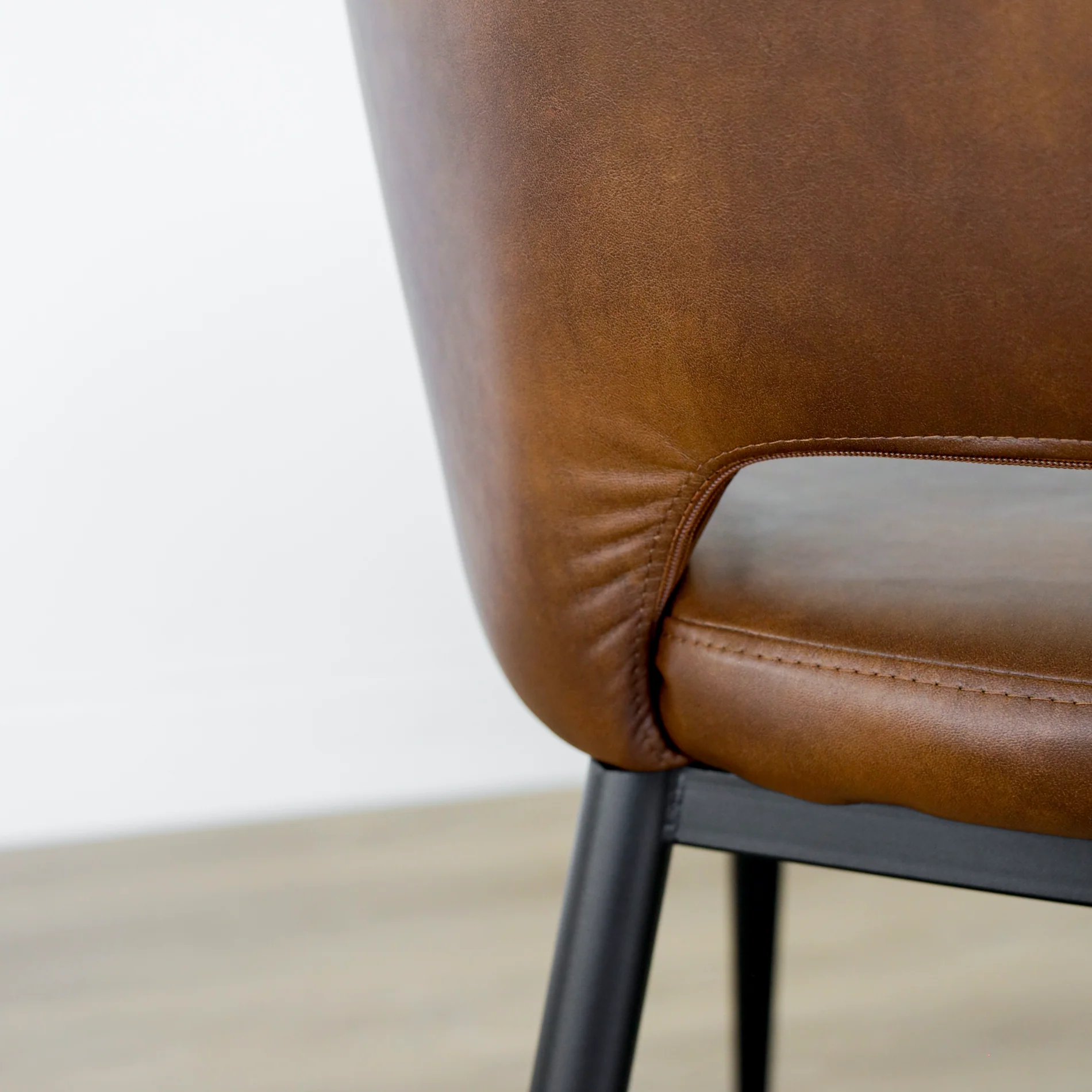 Chaise de cuisine en cuir végane cognac - Madison - Image 3