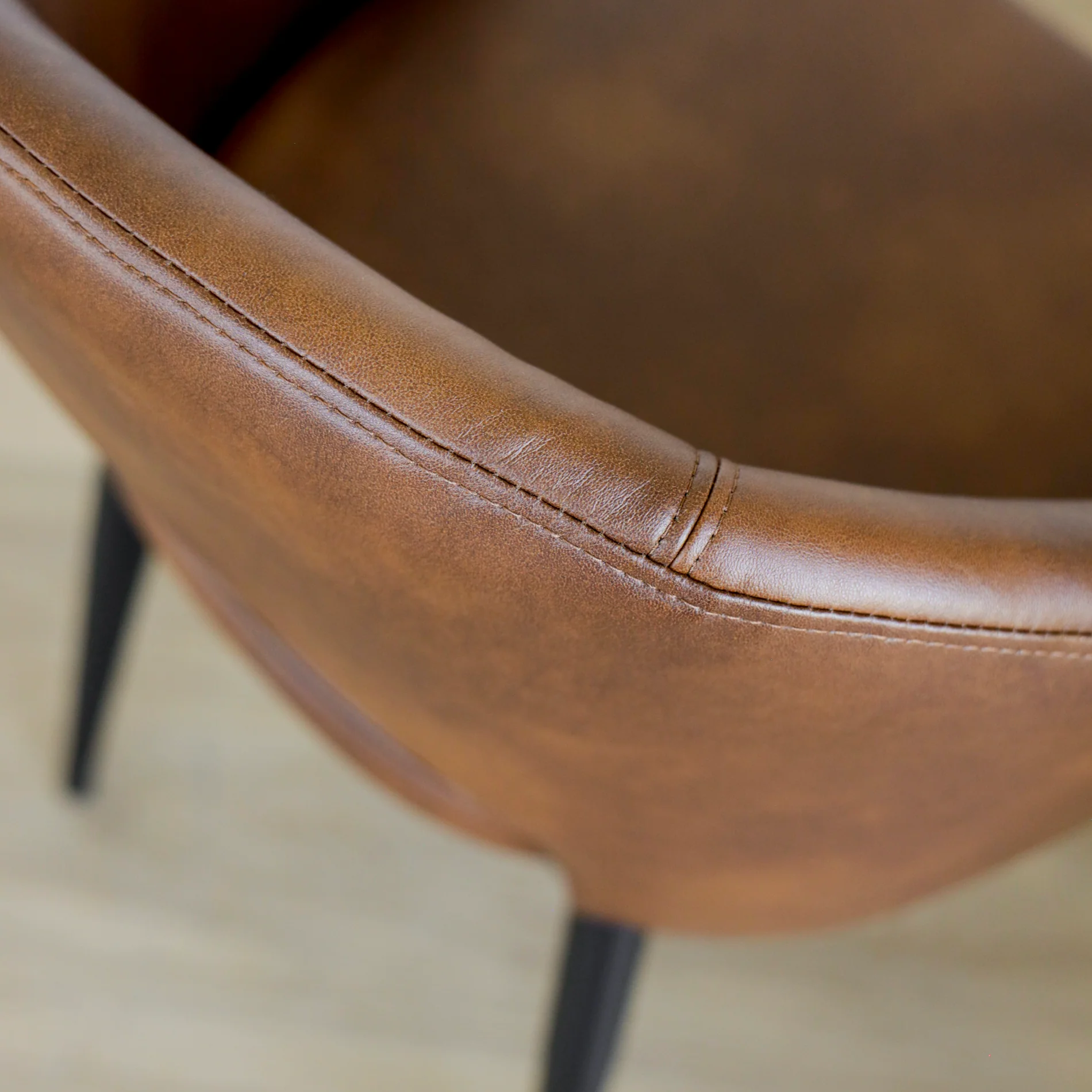 Chaise de cuisine en cuir végane cognac - Madison - Image 5