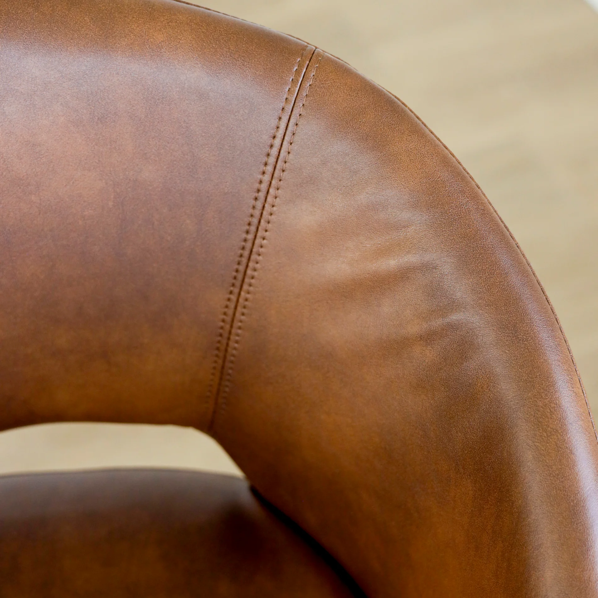 Chaise de cuisine en cuir végane cognac - Madison - Image 6