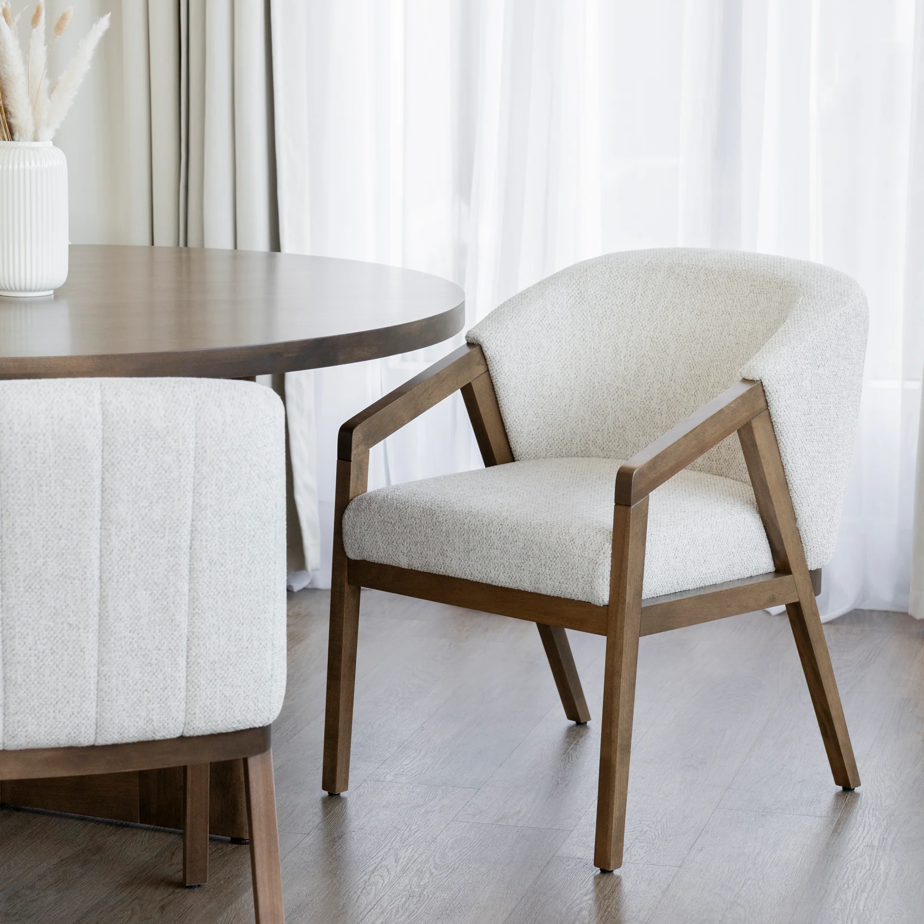 Chaise de cuisine en tissu boucle d'or et merisier pacane - Maurice