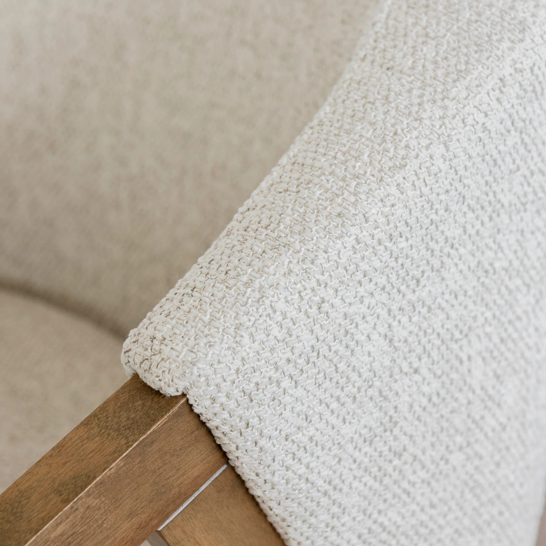 Chaise de cuisine en tissu boucle d'or et merisier pacane - Maurice - Image 3