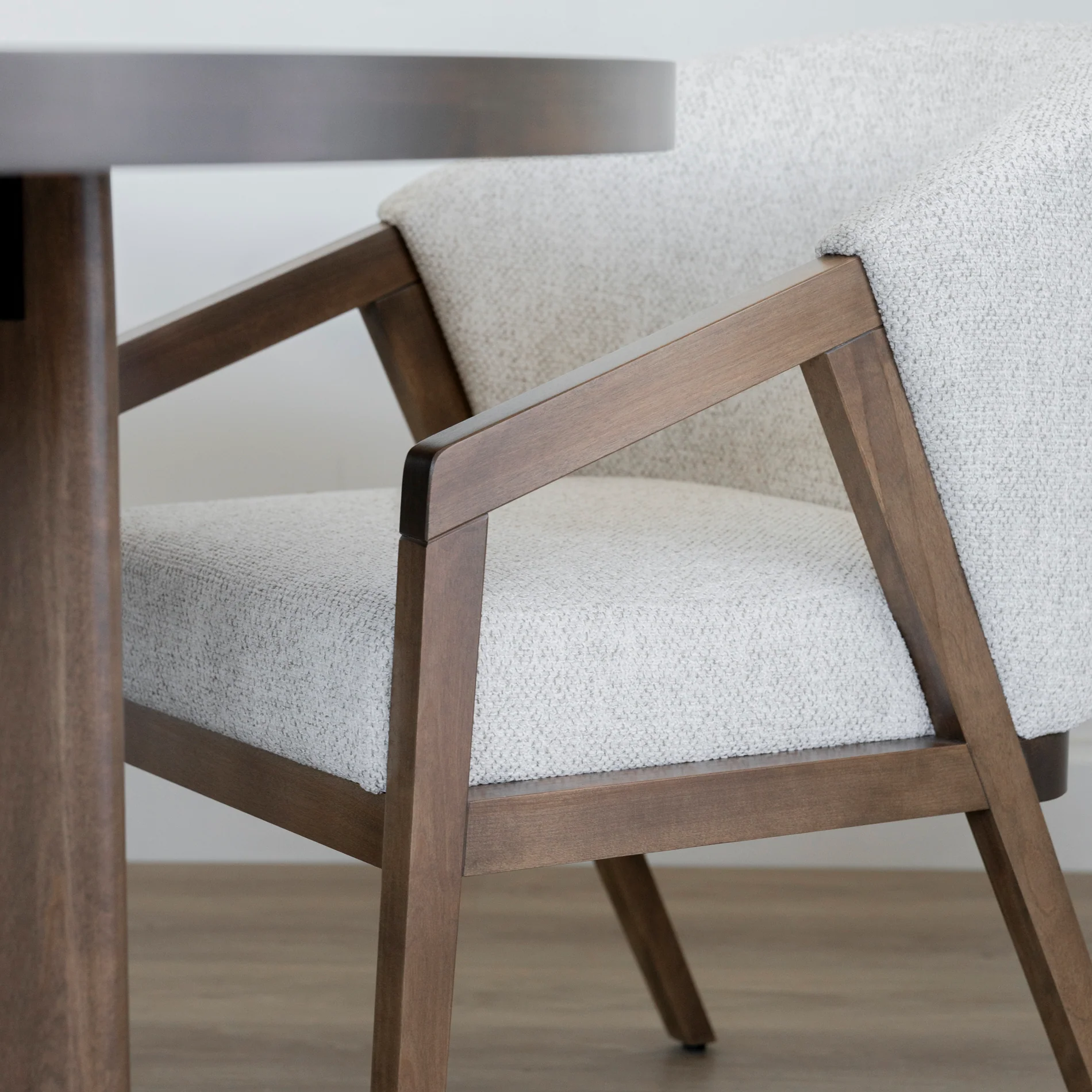 Chaise de cuisine en tissu boucle d'or et merisier pacane - Maurice - Image 4