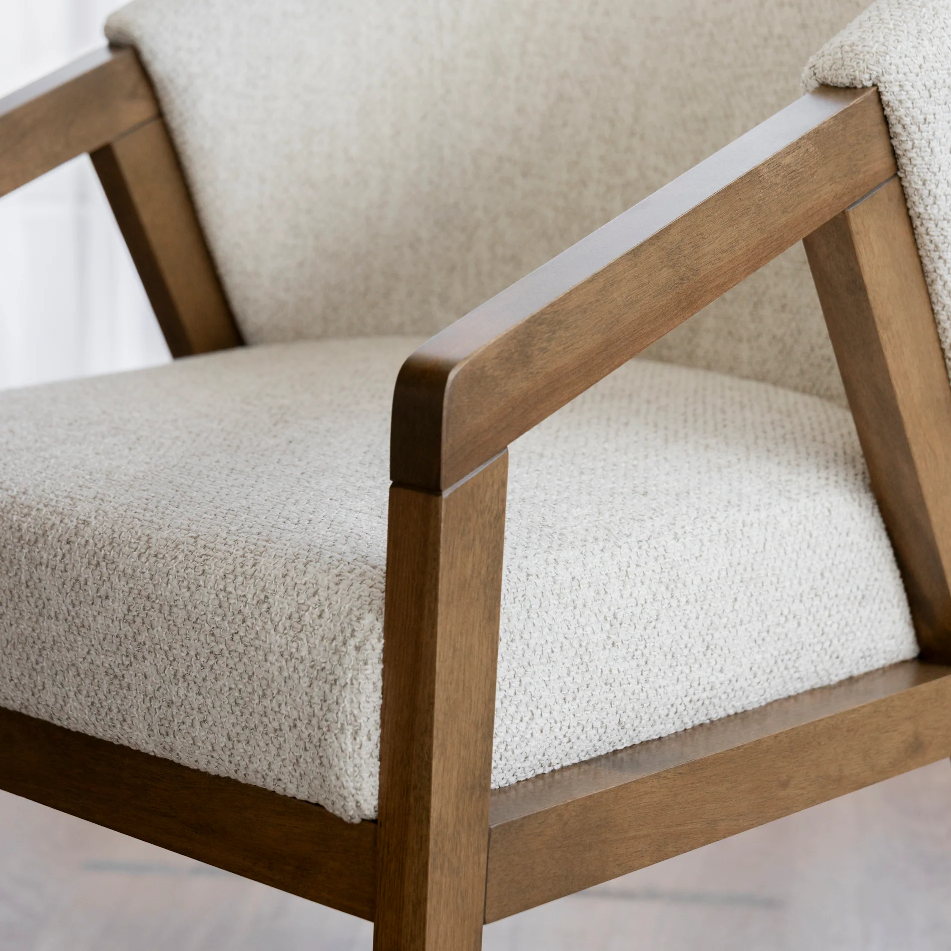 Chaise de cuisine en tissu boucle d'or et merisier pacane - Maurice - Image 5