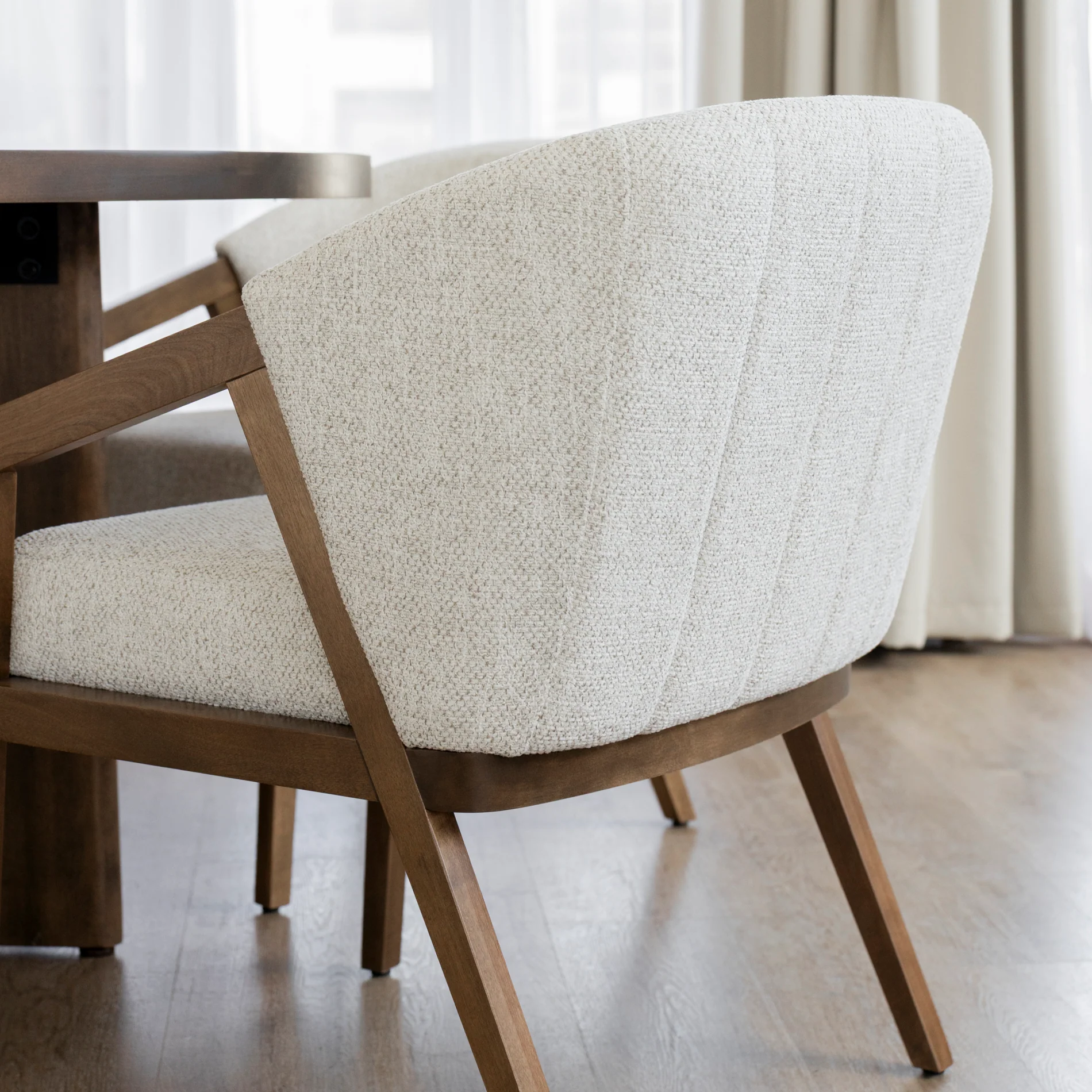 Chaise de cuisine en tissu boucle d'or et merisier pacane - Maurice - Image 6