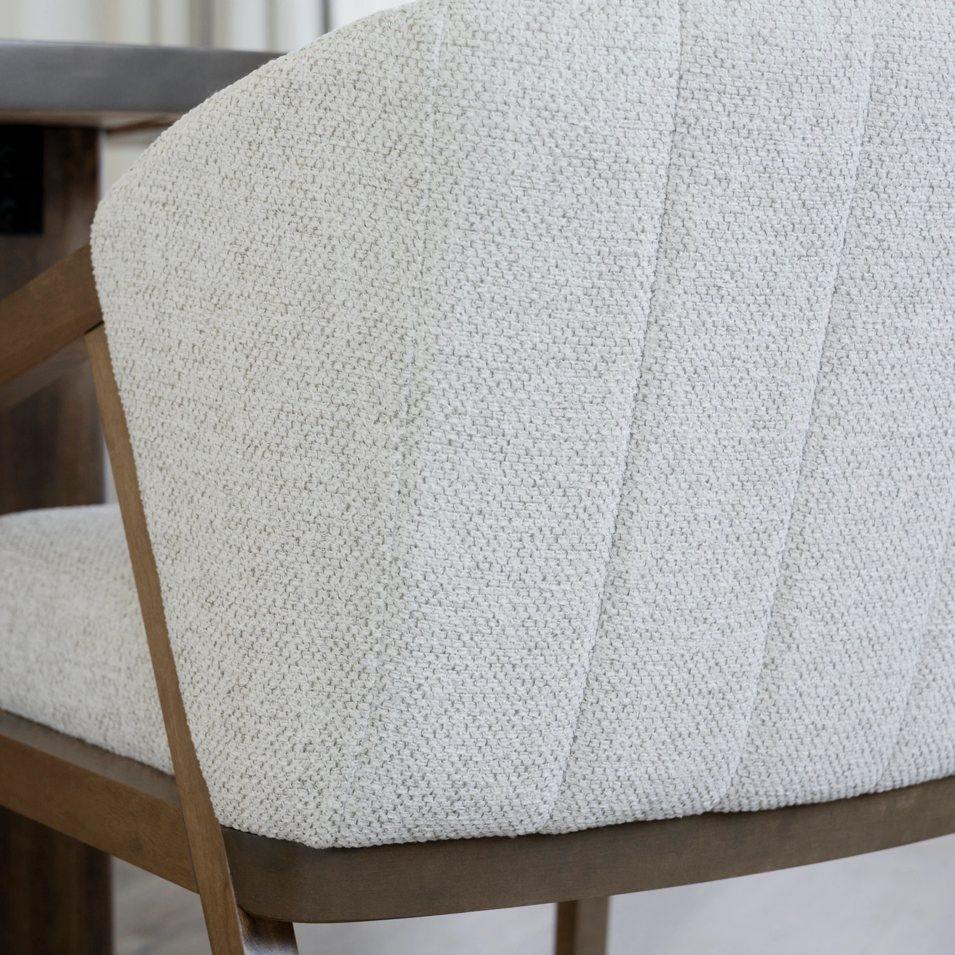 Chaise de cuisine en tissu boucle d'or et merisier pacane - Maurice - Image 7