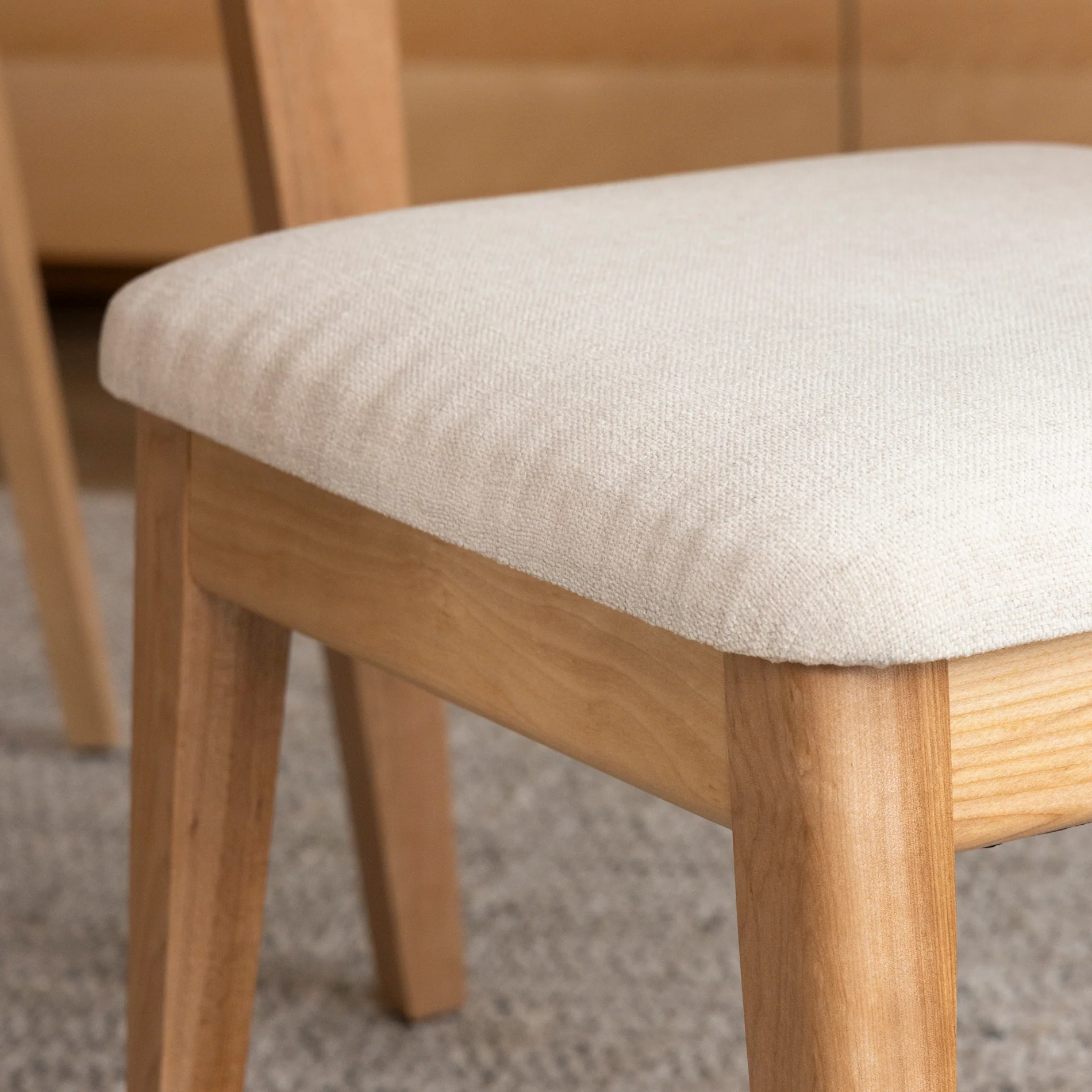 Chaise de cuisine en tissu sablon et merisier naturel - Nora - Image 4