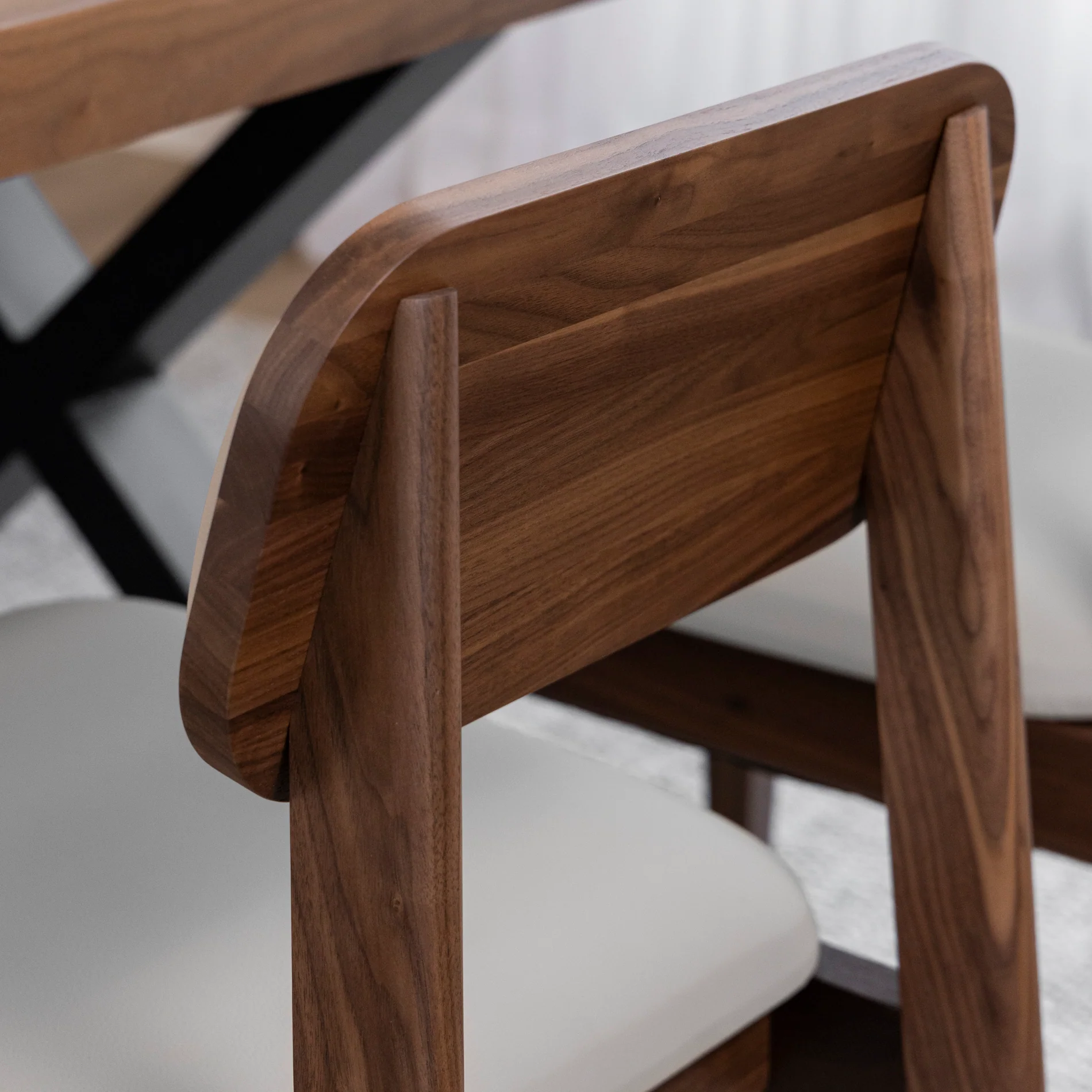 Chaise de cuisine en cuir végane taupe et noyer - Nora - Image 5