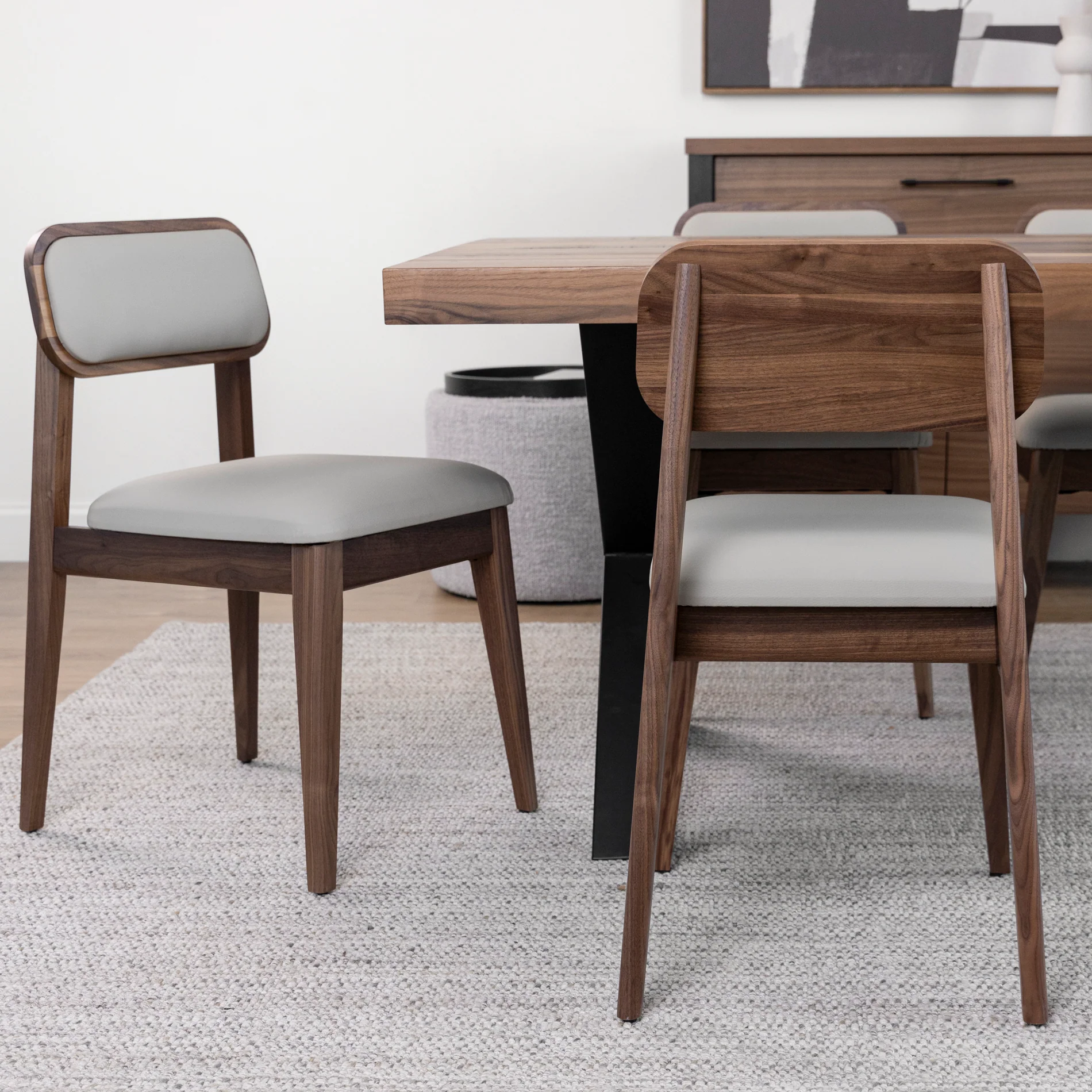 Chaise de cuisine en cuir végane taupe et noyer - Nora - Image 6