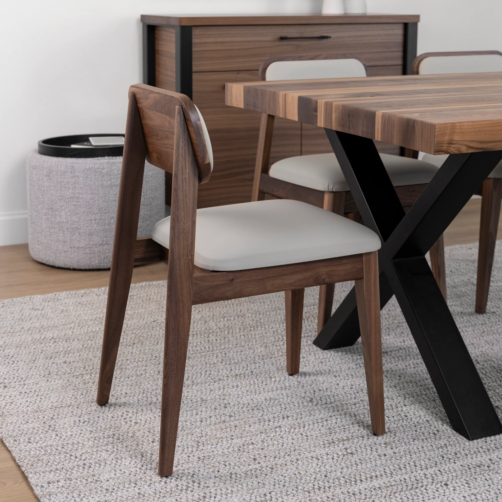 Chaise de cuisine en cuir végane taupe et noyer - Nora - Image 7