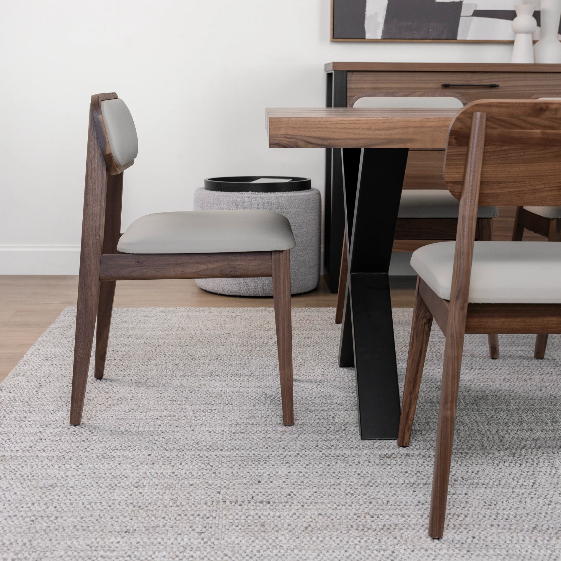 Chaise de cuisine en cuir végane taupe et noyer - Nora - Image 8