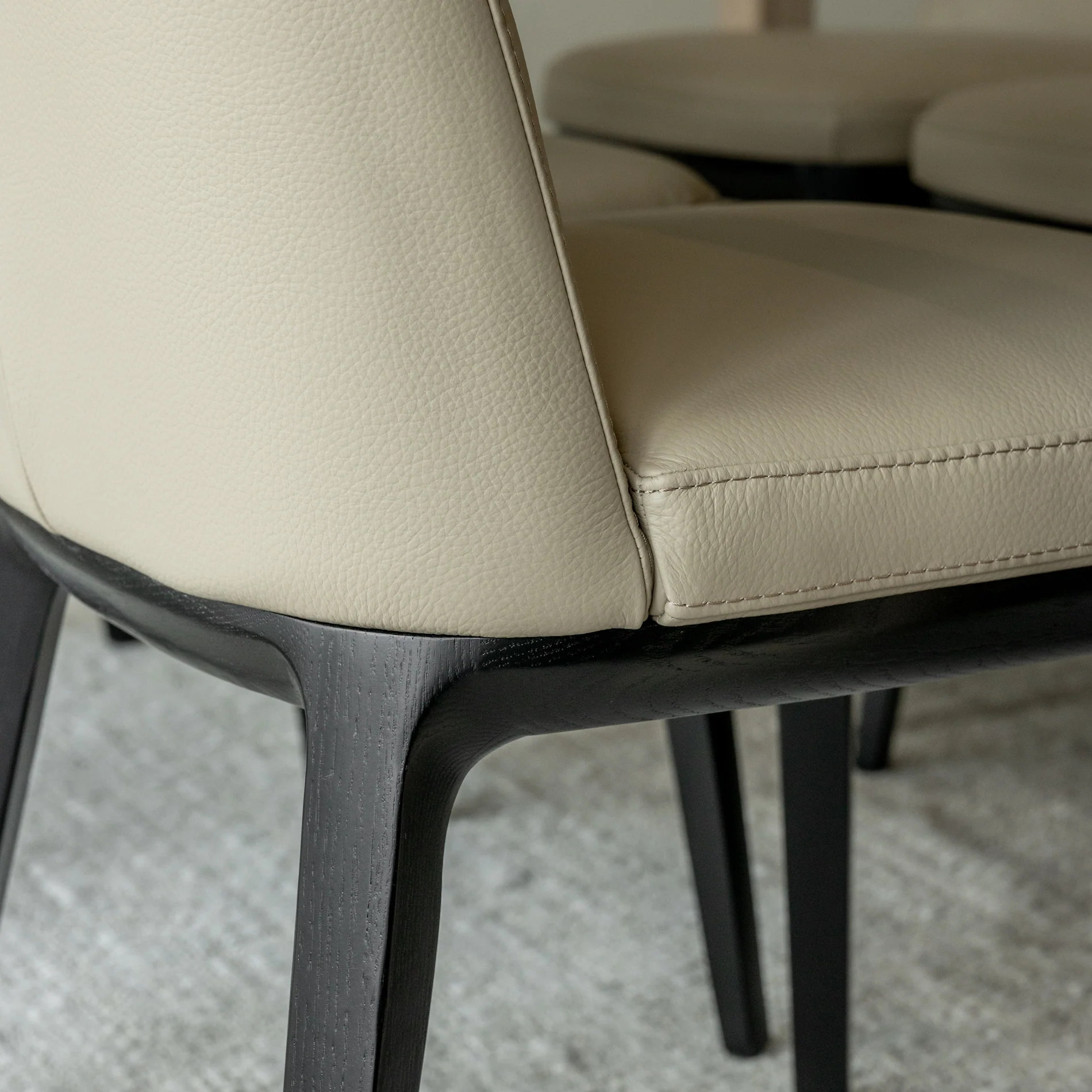 Chaise de cuisine en cuir taupe - Tessa - Image 7