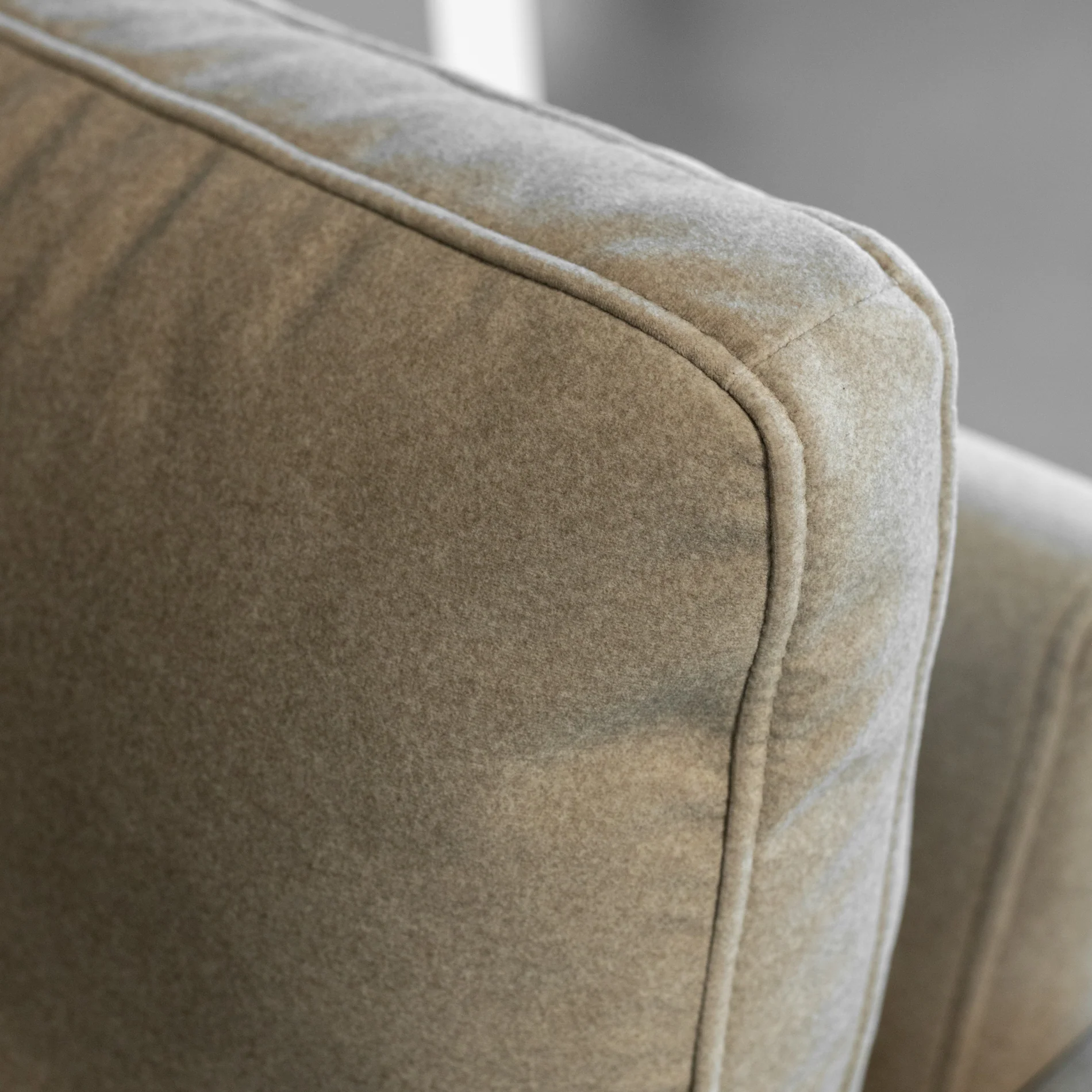 Fauteuil en tissu sable feutré - Arnold - Image 10