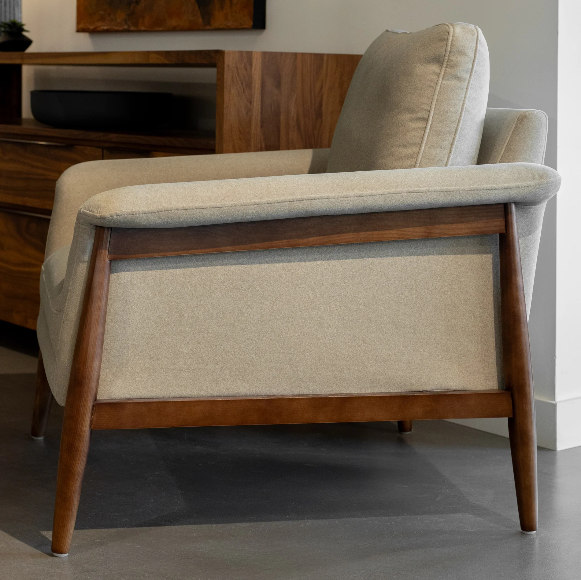 Fauteuil en tissu sable feutré - Arnold - Image 11