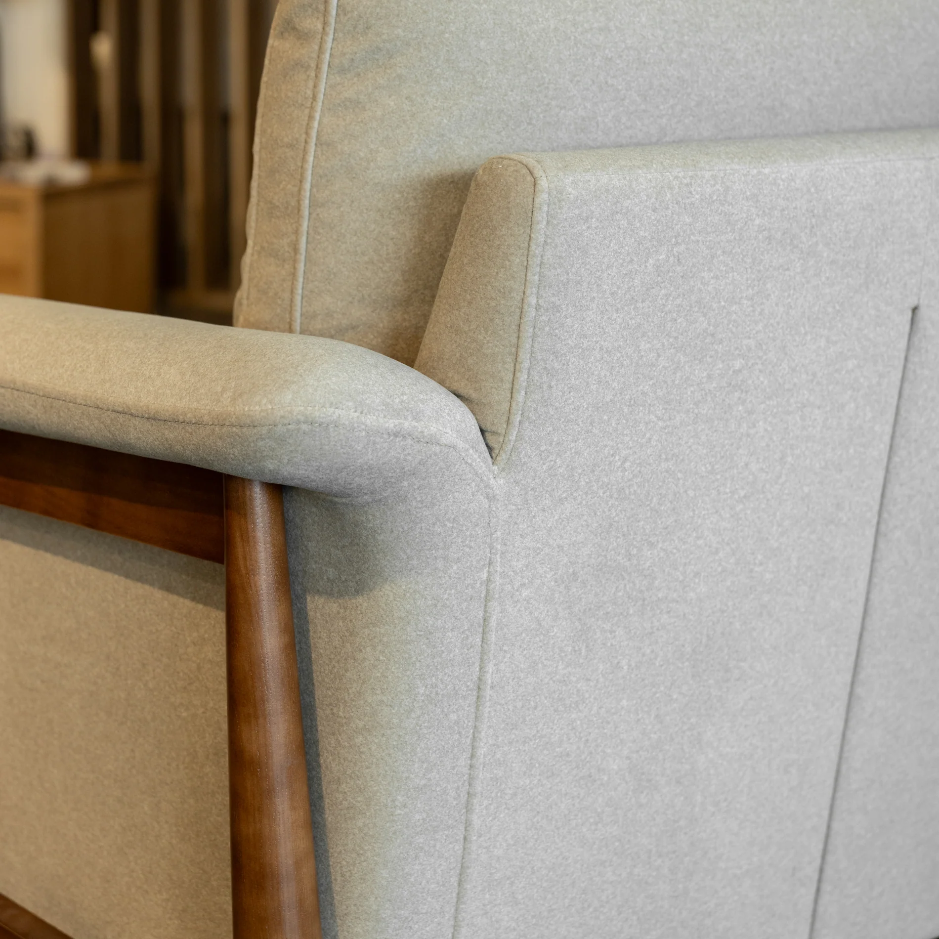 Fauteuil en tissu sable feutré - Arnold - Image 12