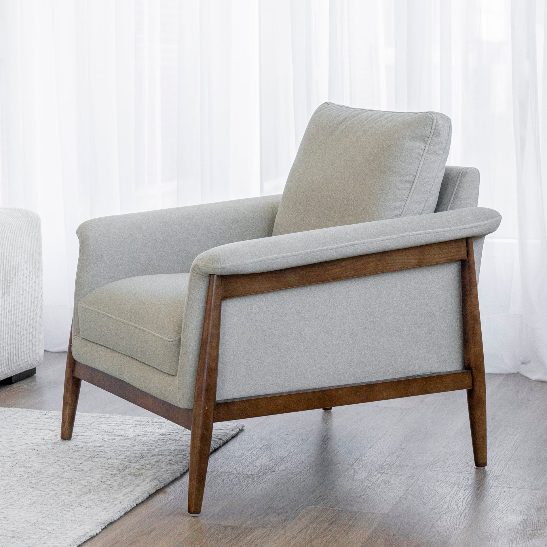 Fauteuil en tissu sable feutré - Arnold - Image 3
