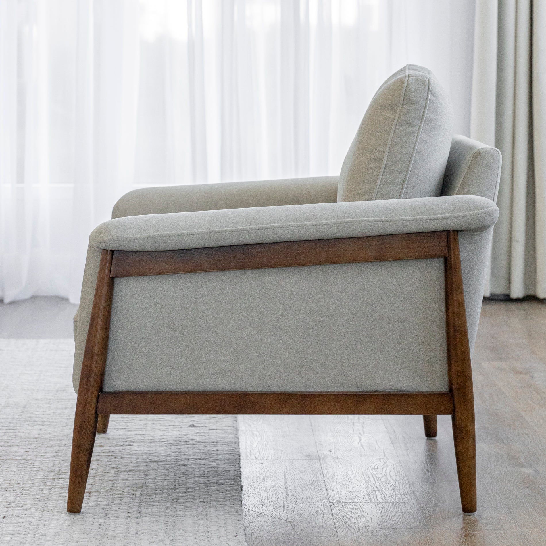 Fauteuil en tissu sable feutré - Arnold - Image 4