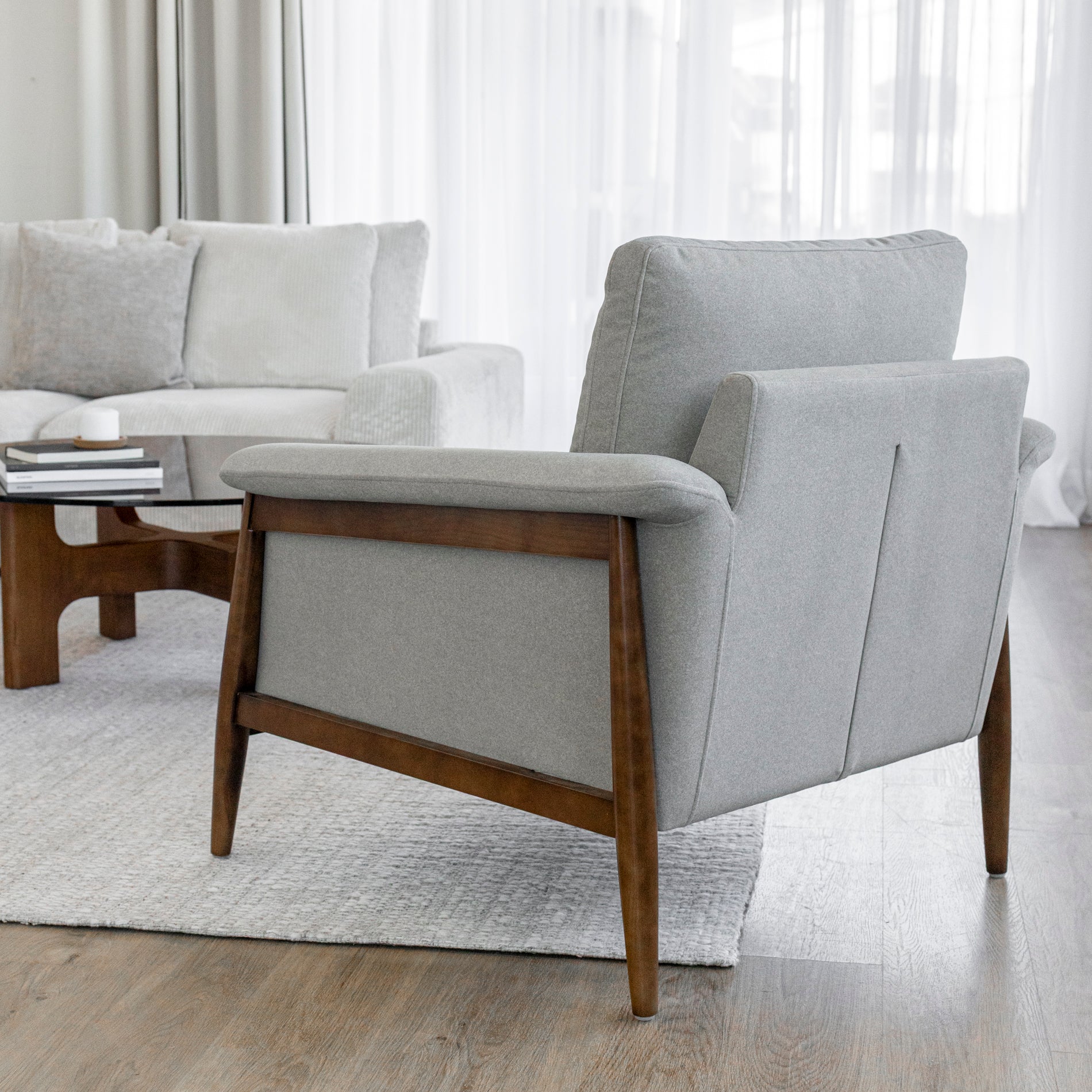 Fauteuil en tissu sable feutré - Arnold - Image 5