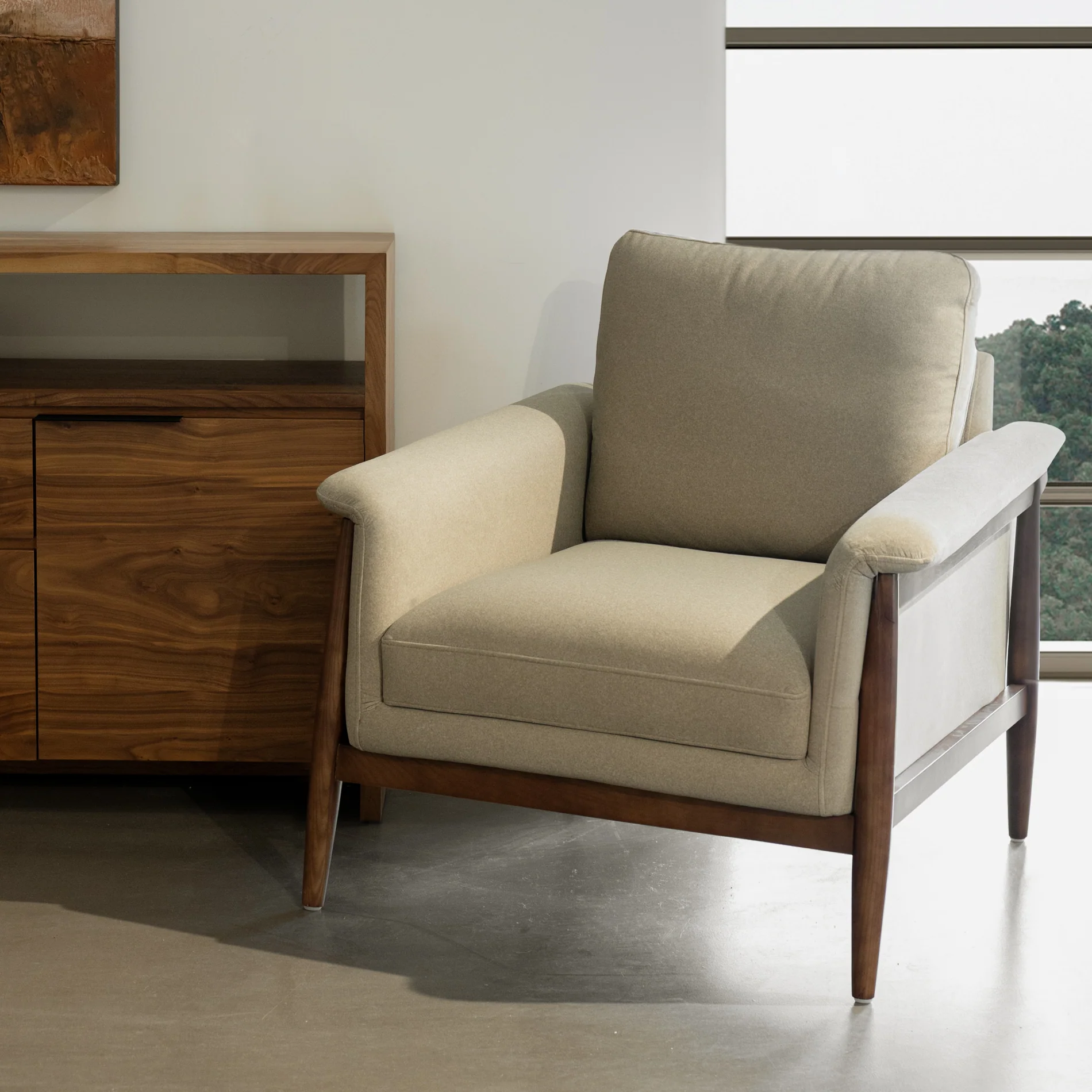 Fauteuil en tissu sable feutré - Arnold - Image 7