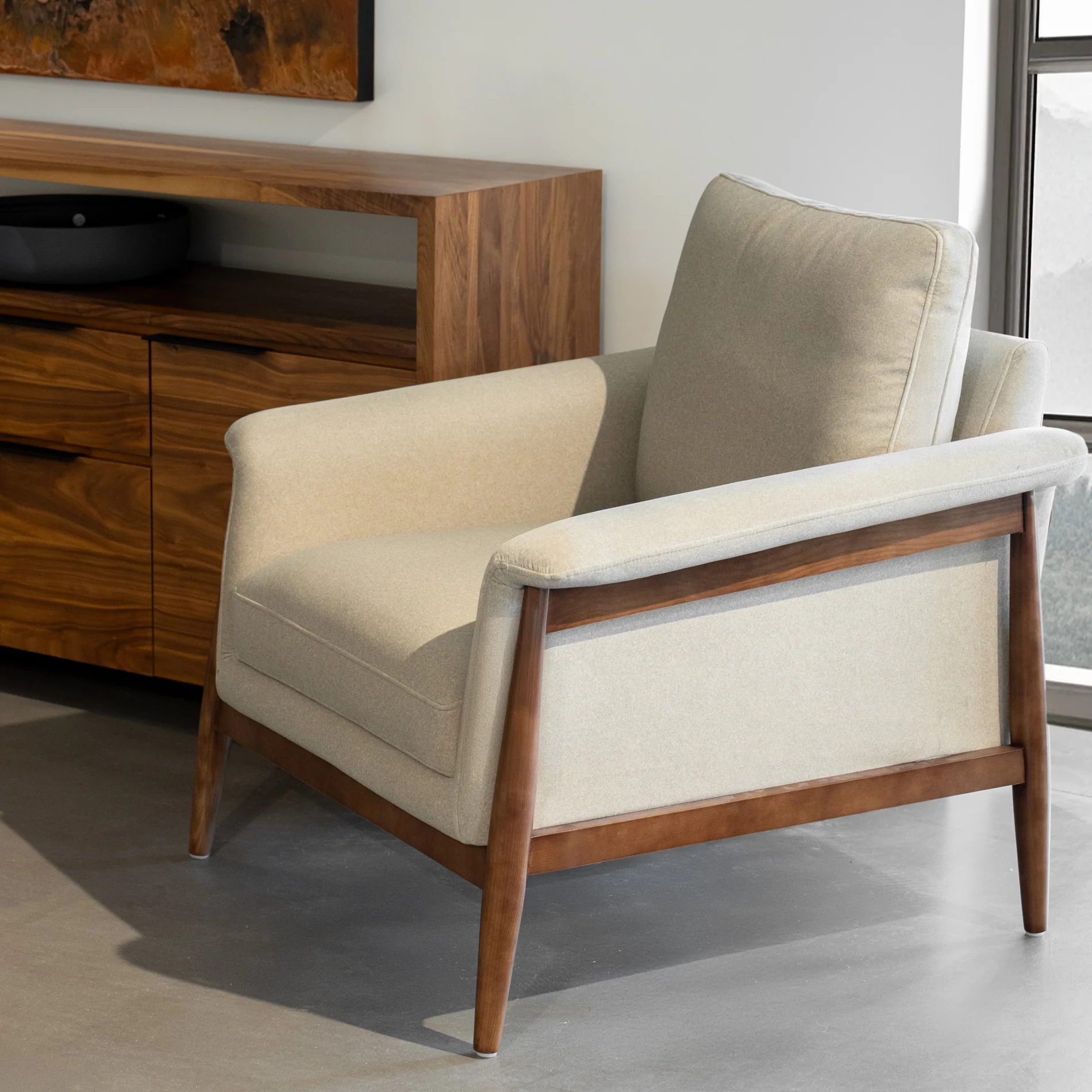 Fauteuil en tissu sable feutré - Arnold - Image 8