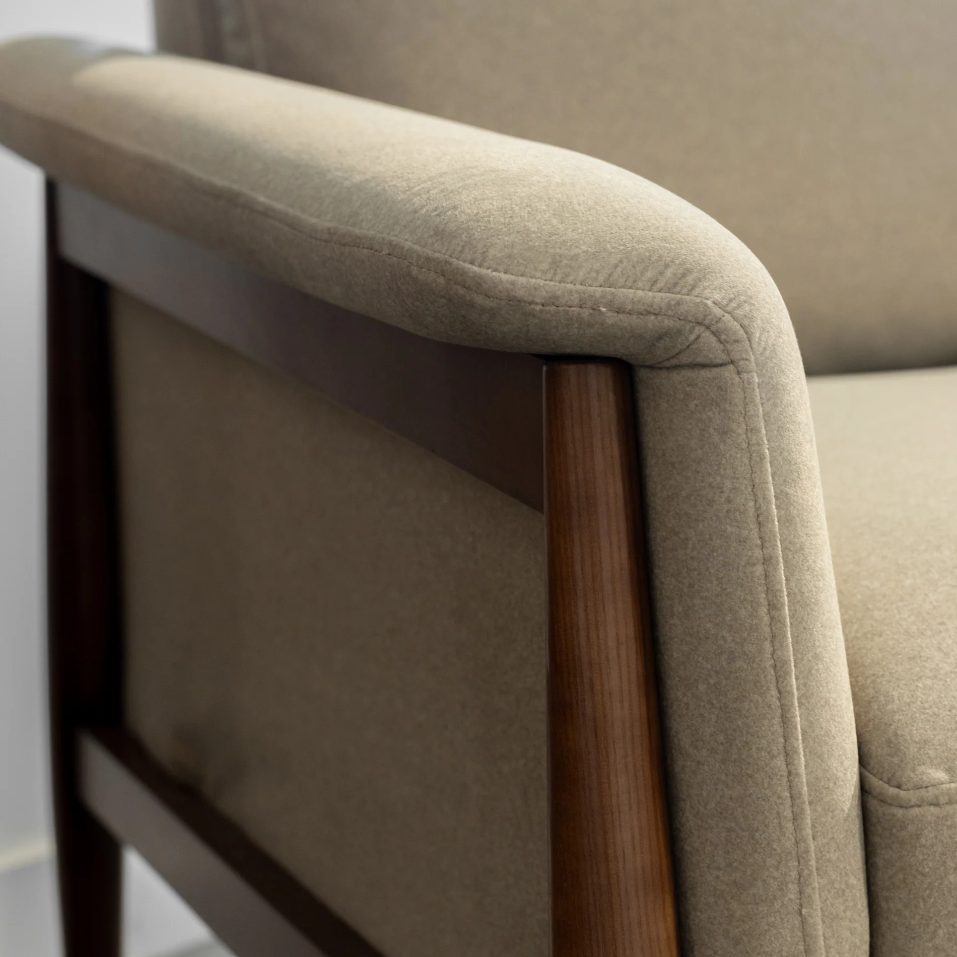 Fauteuil en tissu sable feutré - Arnold - Image 9