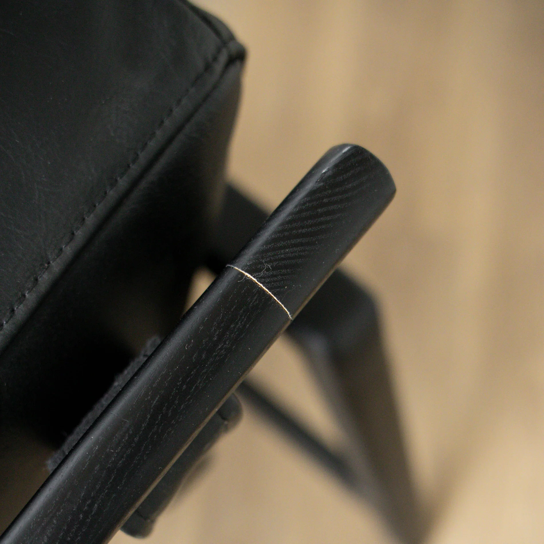 Fauteuil en cuir noir avec bois noir - Lucien - Image 12