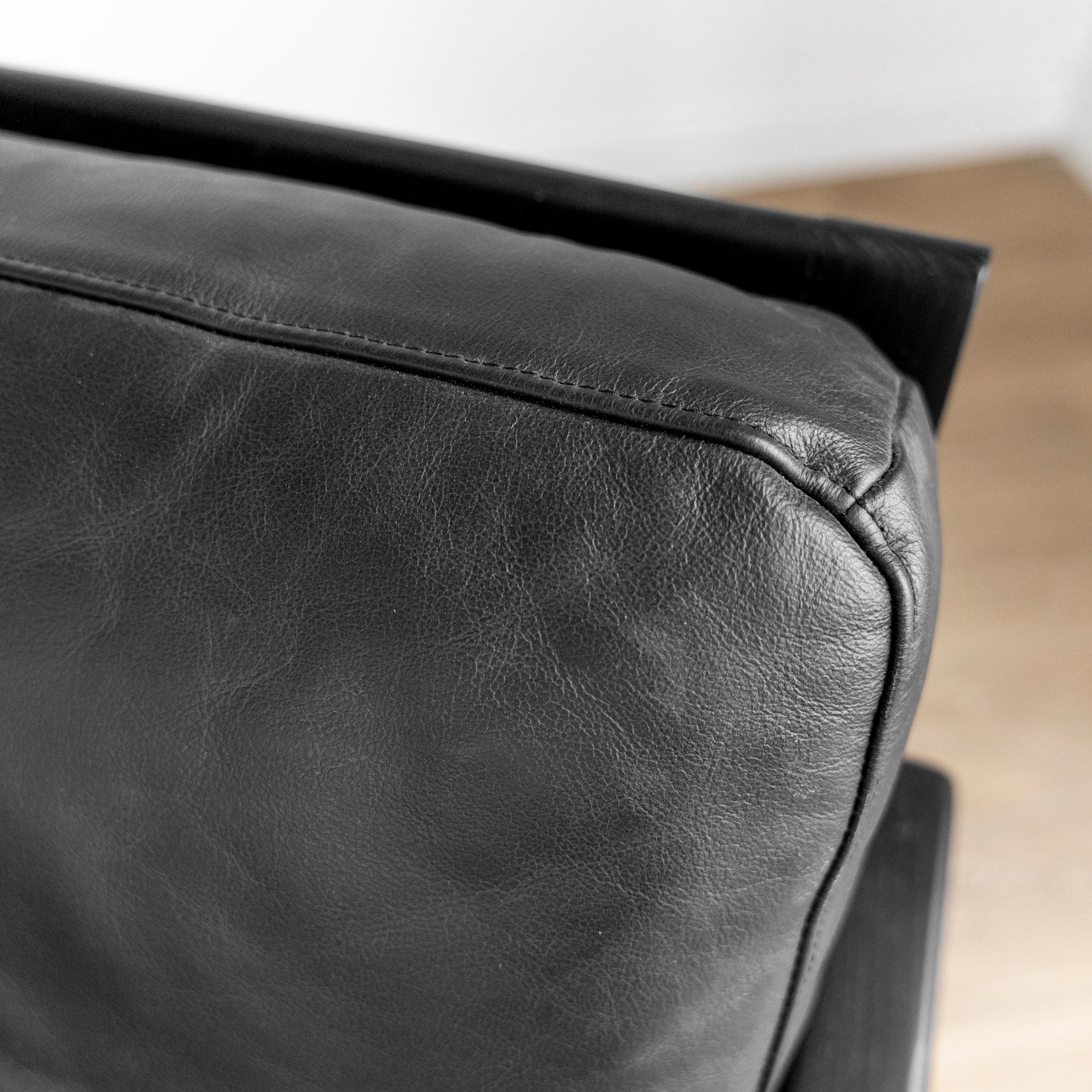 Fauteuil en cuir noir avec bois noir - Lucien - Image 15
