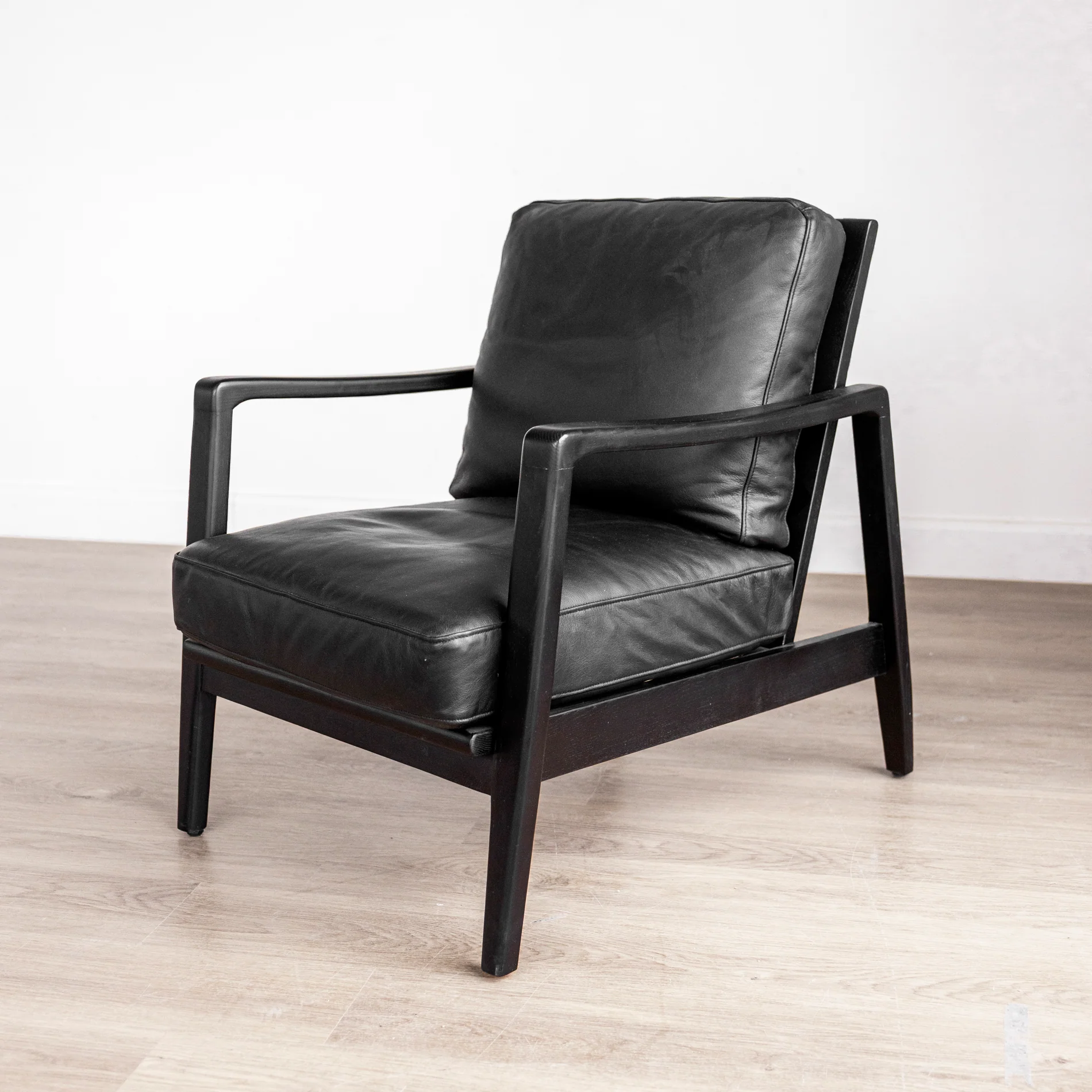 Fauteuil en cuir noir avec bois noir - Lucien - Image 16