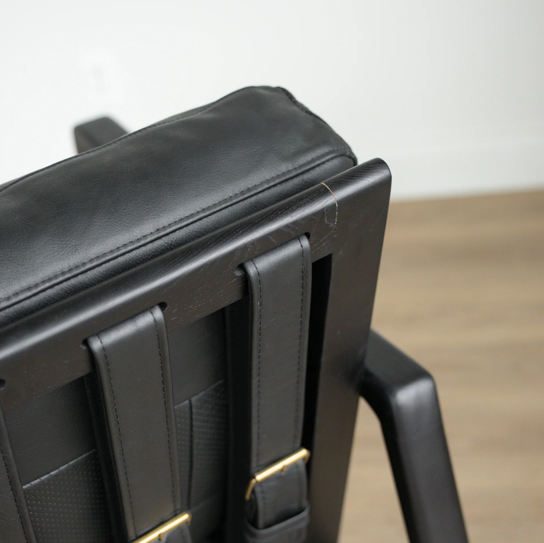 Fauteuil en cuir noir avec bois noir - Lucien - Image 17