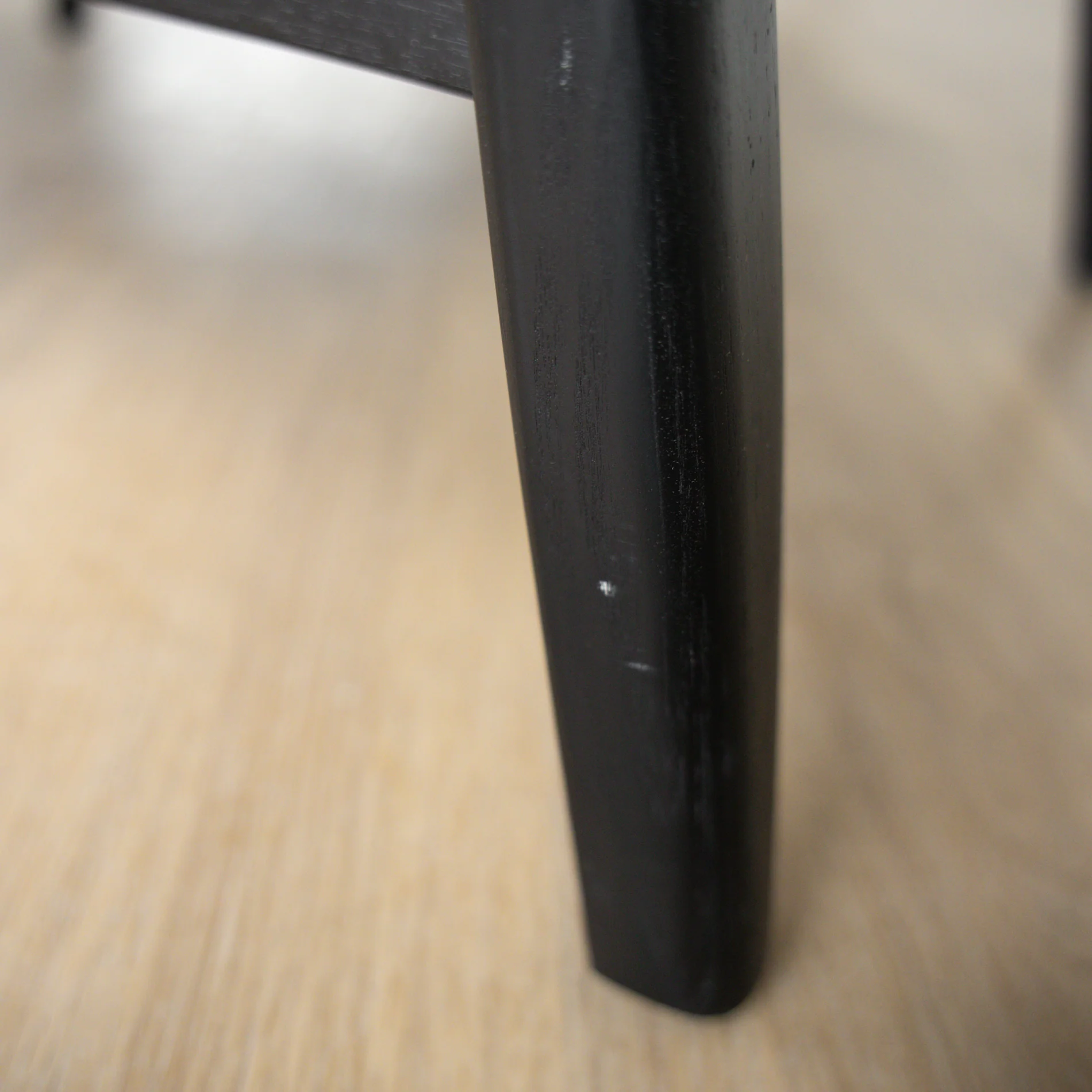 Fauteuil en cuir noir avec bois noir - Lucien - Image 18