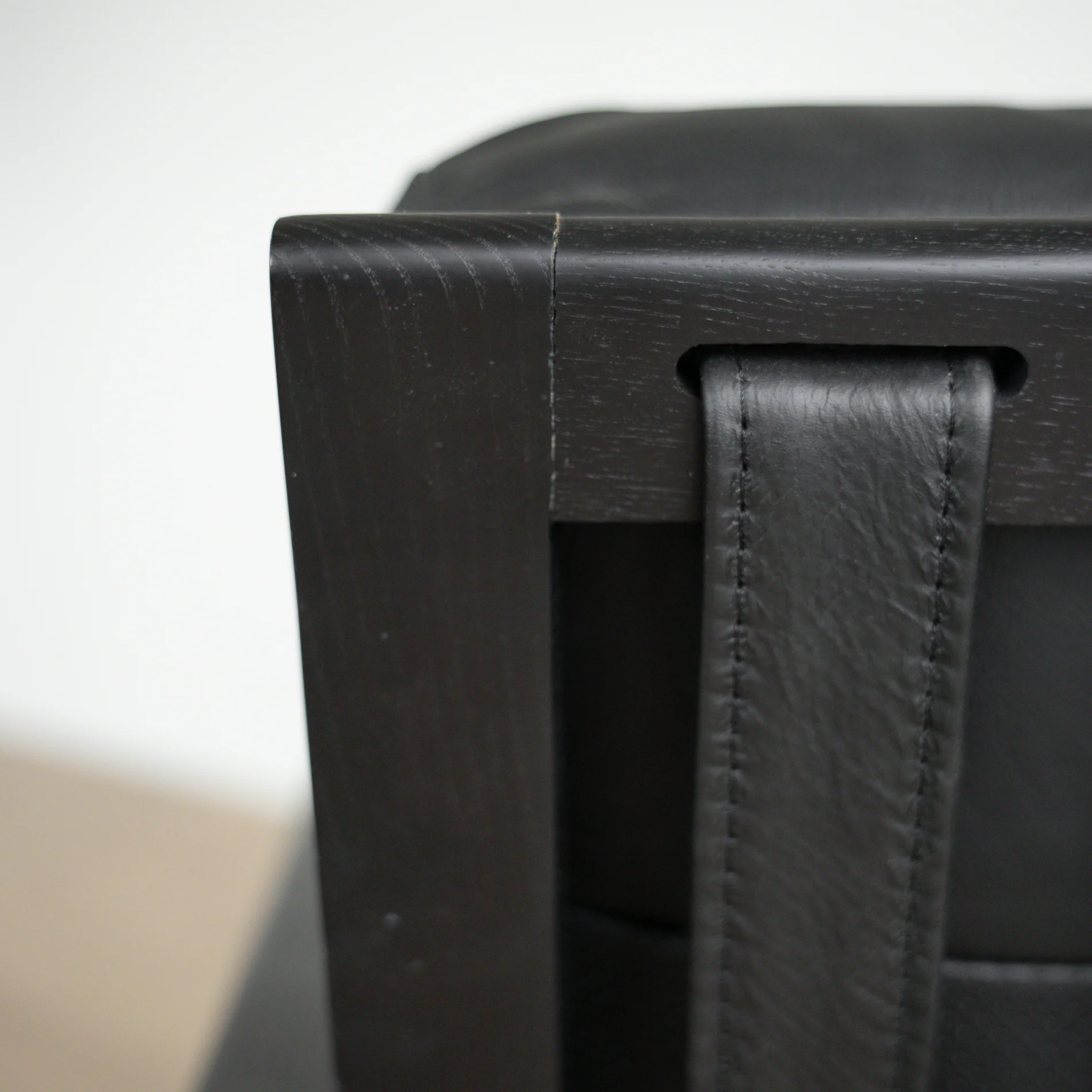 Fauteuil en cuir noir avec bois noir - Lucien - Image 20