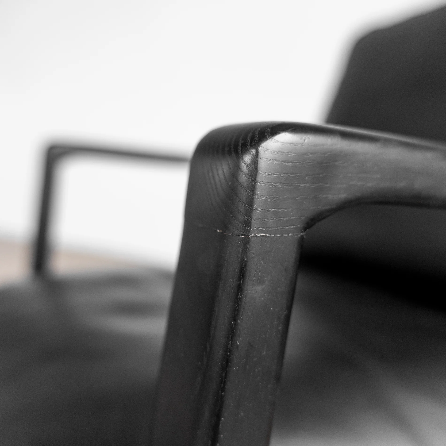 Fauteuil en cuir noir avec bois noir - Lucien - Image 4