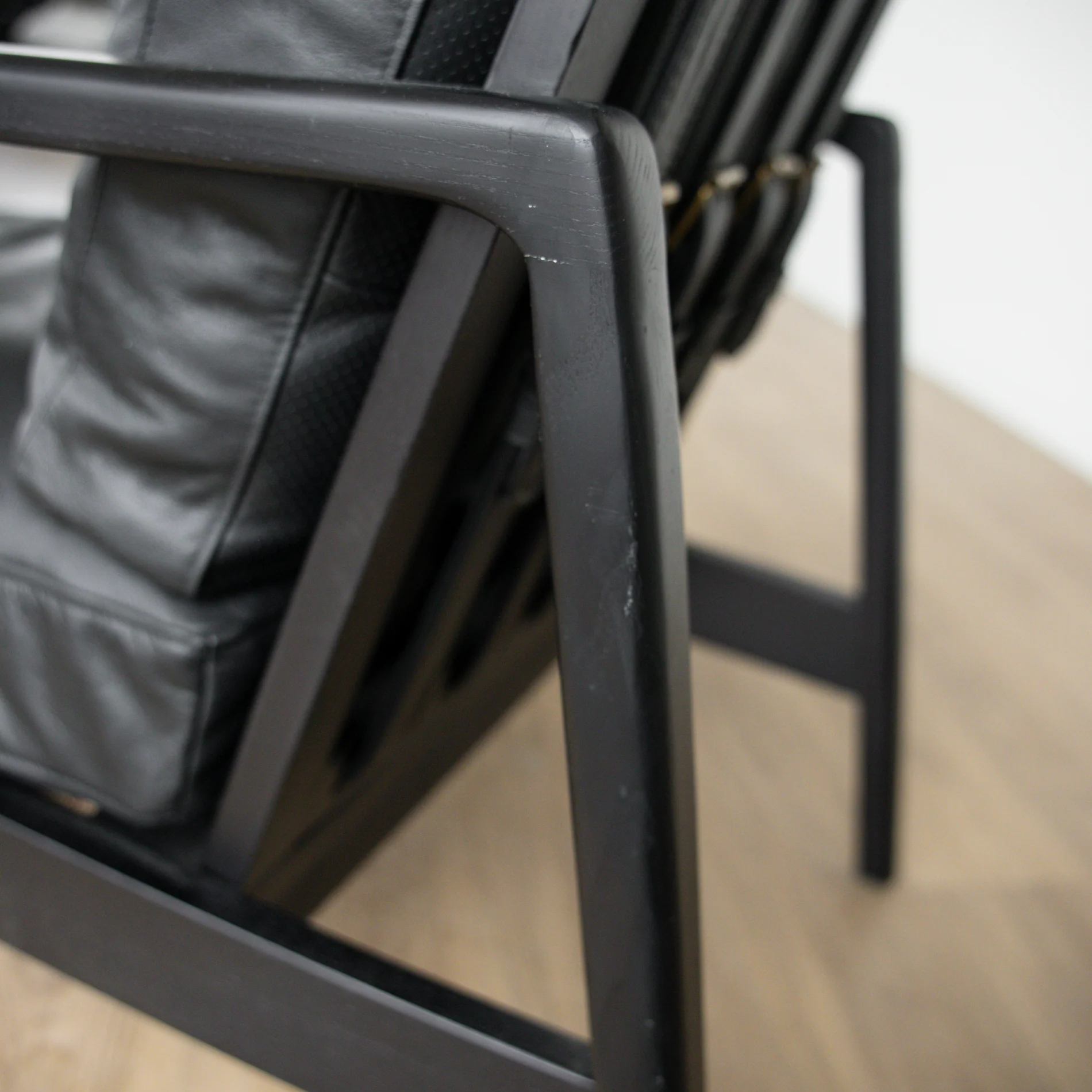 Fauteuil en cuir noir avec bois noir - Lucien - Image 5