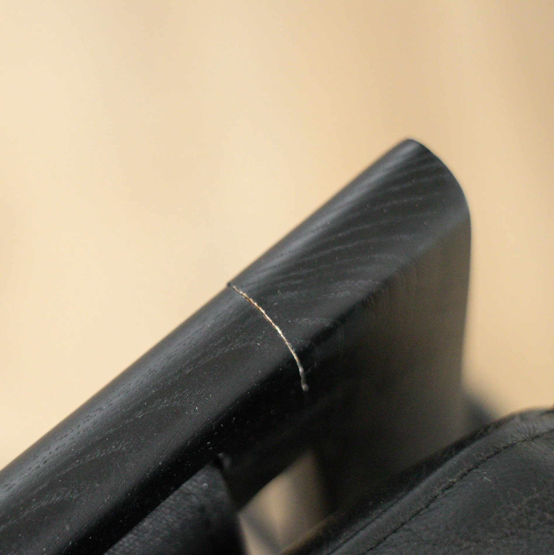 Fauteuil en cuir noir avec bois noir - Lucien - Image 6
